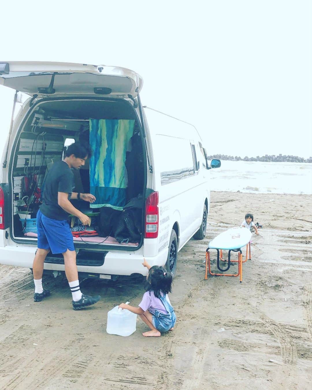 三星マナミのインスタグラム：「・ ・ 遊び道具とワクワクの気持ちを詰め込んだ @needsbox に乗って✨ 久々に県を跨いで…海へ🏄‍♀️🌊🌞 ・ ・ 久々に乗る @tappyyoshikawa さんボードは最高に調子が良く、波もサイズあるけど優しかった💕 ・ @roxyjapan のウェットが驚くほど動きやすくてたまげた🤩 ・ 子供達はとっても楽しそうだったし、私もリフレッシュ💕 ・ やっぱり外遊びが好き🌈🌞✨ ・ ・ @compasshouse  #teamueno #familytime  #momlife  #外遊び #surfinglife」