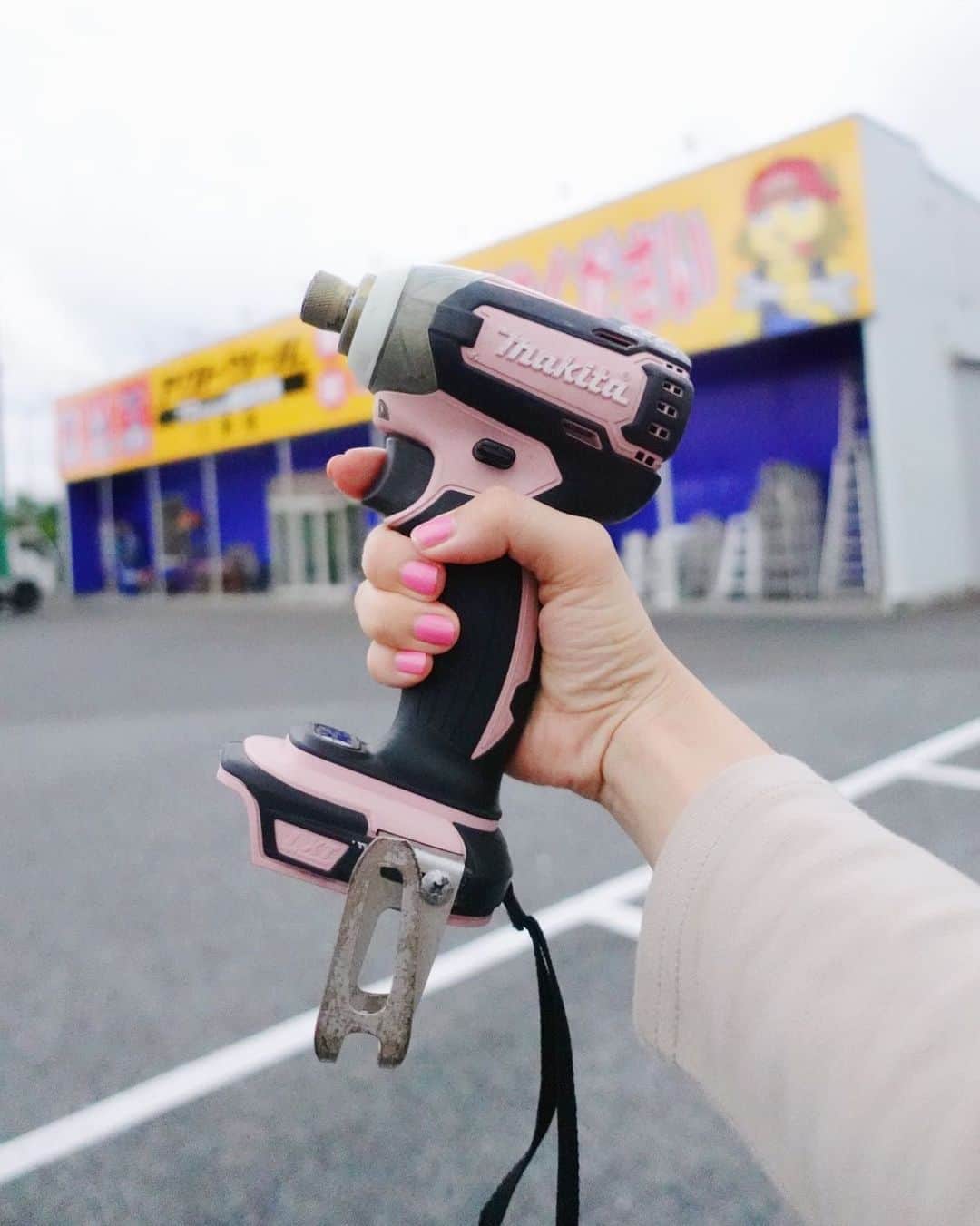 Ami さんのインスタグラム写真 - (Ami Instagram)「ねだって買ってもらった♡ うれぴーー‼︎ #初めてのマイ工具🛠 #makita #18v #pink #アクトツール」7月13日 15時19分 - ami_dream05