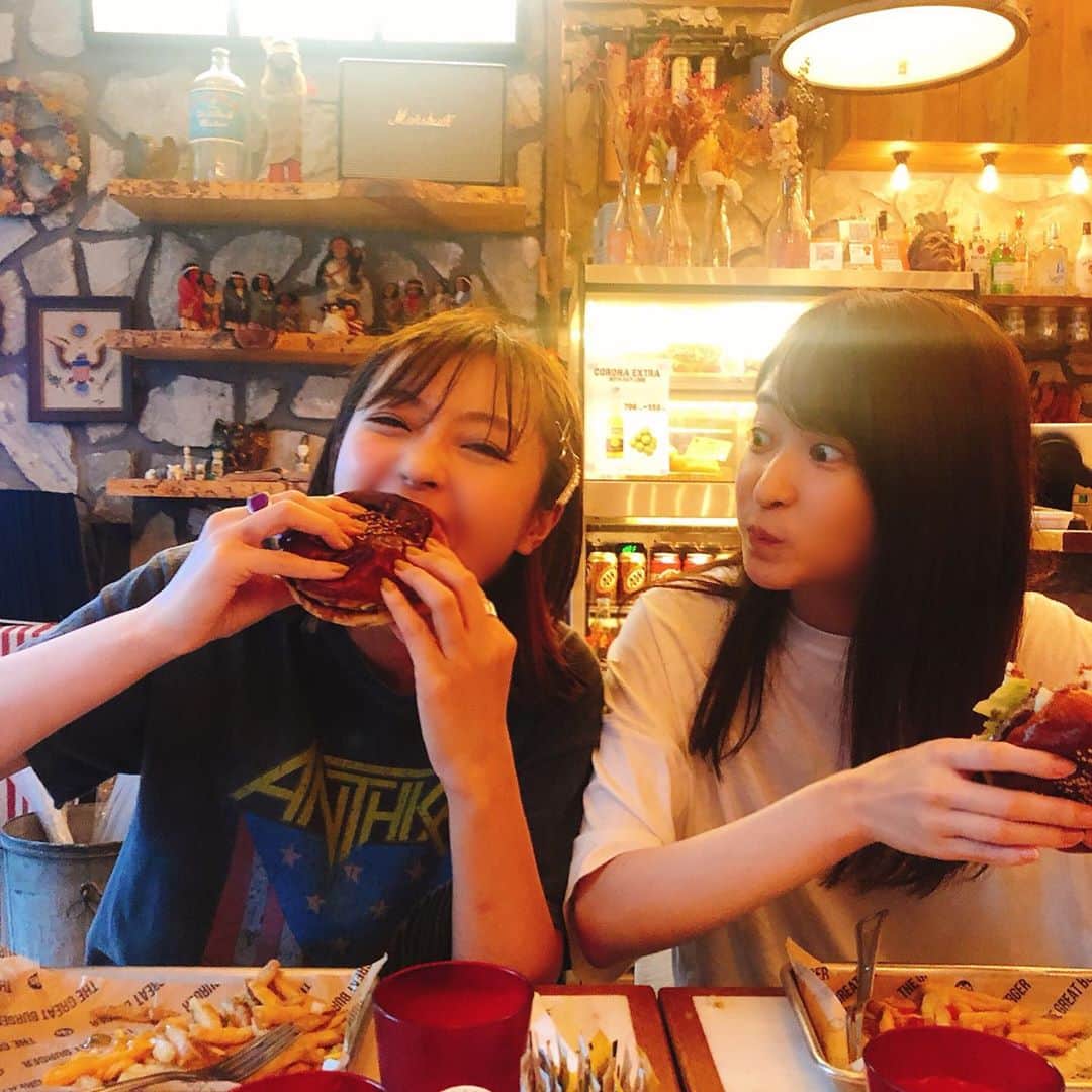 桜子さんのインスタグラム写真 - (桜子Instagram)「垂れまくった 🍔  仲がいいね 👭 またみんなで食べよう🤤  #hamburger」7月13日 15時28分 - ishibashi__88