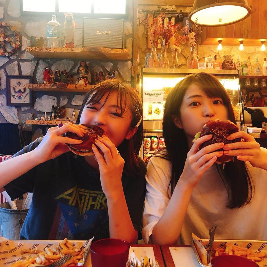桜子のインスタグラム：「垂れまくった 🍔  仲がいいね 👭 またみんなで食べよう🤤  #hamburger」