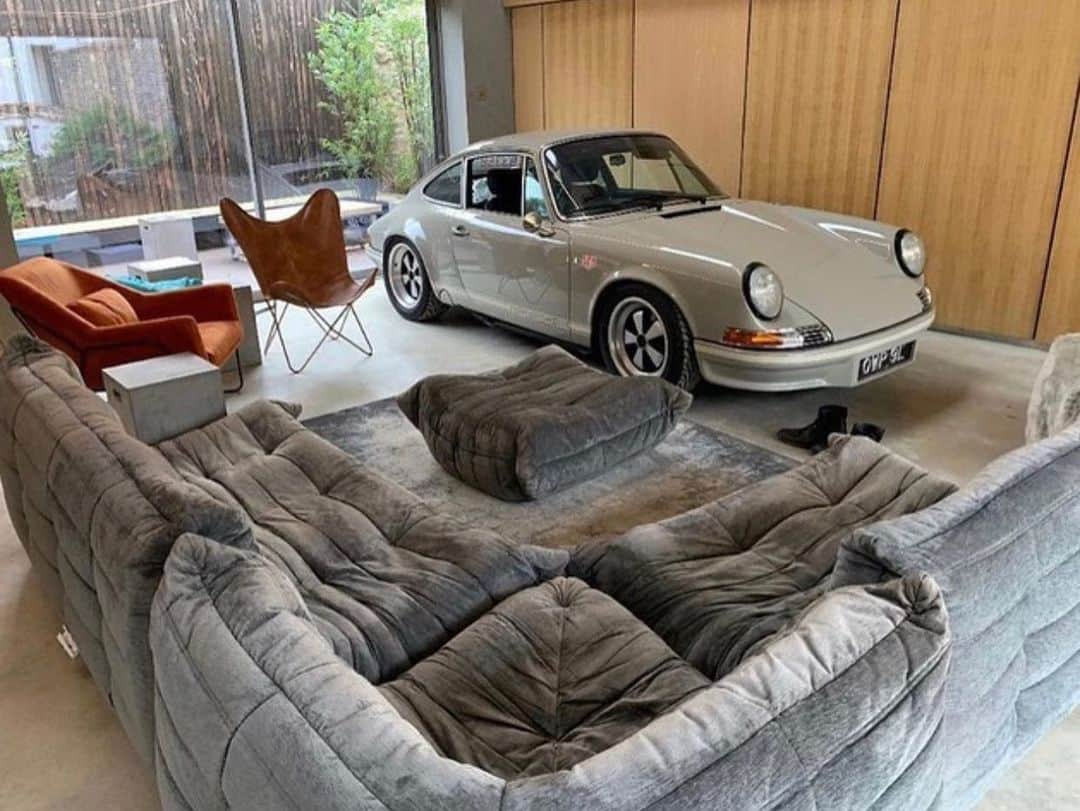 WATCHMANIAさんのインスタグラム写真 - (WATCHMANIAInstagram)「Living room goals 🧘🏻‍♂️  @ligneroset 📸  #classic911 #vintage911 #porsche #porsche911 #carrera #porschecarrera #watchmania」7月13日 15時26分 - watchmania