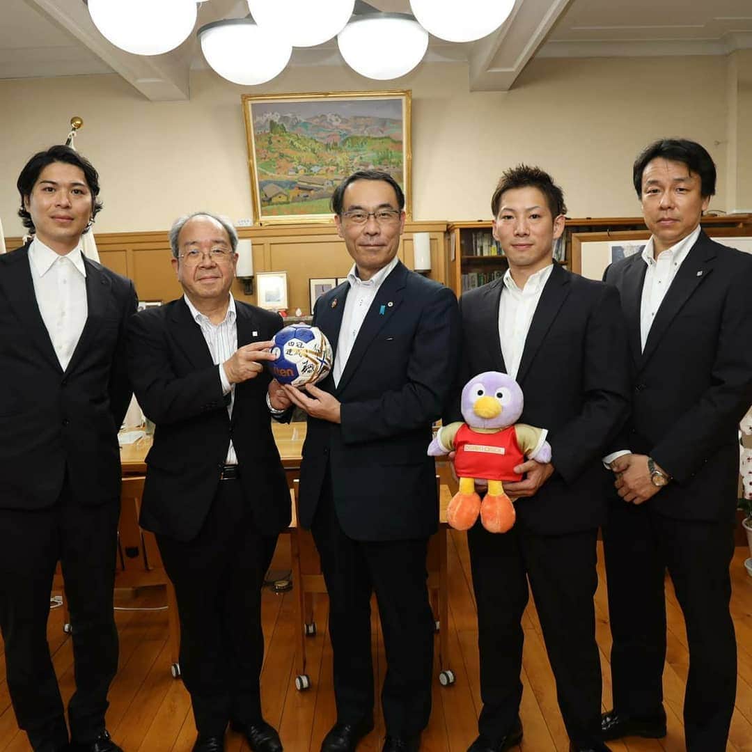 小澤広太のインスタグラム：「. 埼玉県庁へ表敬訪問してきました。 . 激励の言葉と素晴らしいプレゼントを頂きました！ありがとうございます。 . 8/29(土)から日本リーグが開幕します。出来るなかで最善の準備をしていきます。 . #osakiosol #日本ハンドボールリーグ  #JHL  #ハンドボール  #handball  #コバトン」