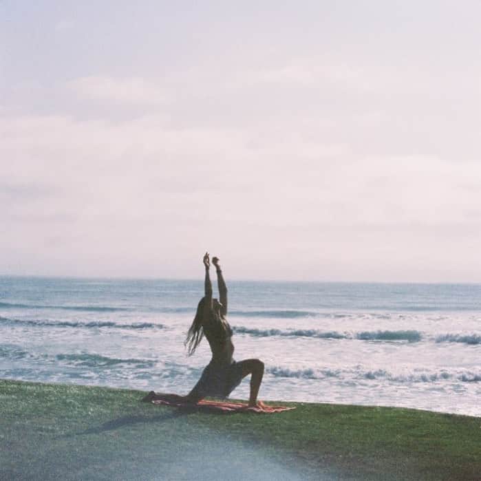 エリザ・マッカートニーさんのインスタグラム写真 - (エリザ・マッカートニーInstagram)「Yoga at the beach in the morning sun, probably one of the best activities ever 🥰 Yoga has been an inside activity lately but it’s still almost as good, almost. @isabella_murrell sneakily becoming a very good photographer 🙌🏼」7月13日 15時37分 - eliza_mac_