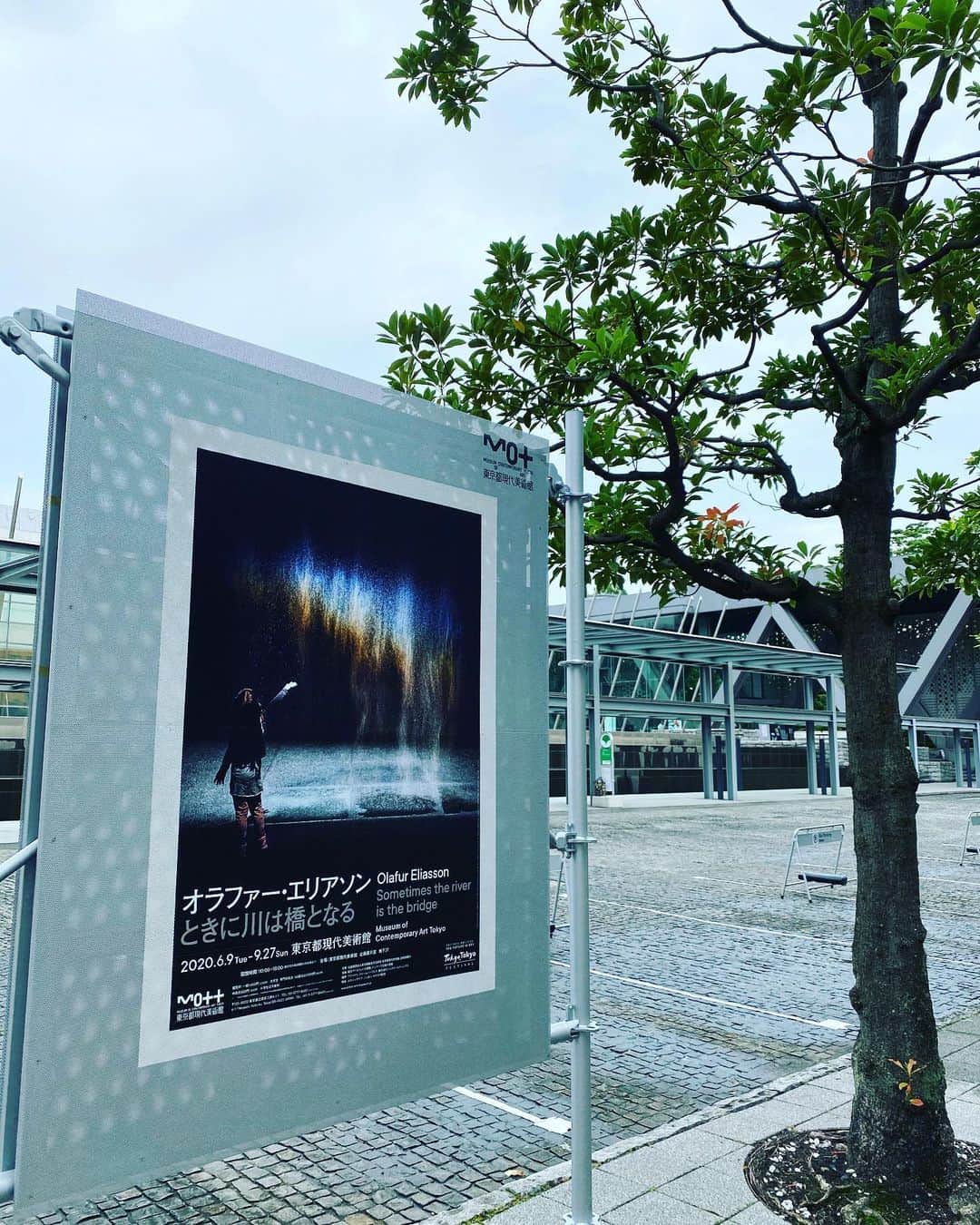 D[di:]さんのインスタグラム写真 - (D[di:]Instagram)「1.ちょいと東京きてました﻿ ﻿ 撮影のお仕事でした　﻿ そのうち公開できるかと﻿ ﻿ 3か月ぶりの東京　　﻿ ﻿ 北海道の暑くてもカラッとした気候に慣れすぎて﻿ ﻿ トーキョーヒューミデティーにすっかりブン殴られたみたい﻿ ﻿ 渋谷の宮下公園のあたりとか知らんかんじになってたし﻿ ﻿ すっかりエトランゼで﻿ ﻿ ギチギチスケジュール気味で、お登りツーリスト﻿ ﻿ 2.トーキョーを離れる前にもう一度行きたかった東中野のフレンチ、プチマルシュへ、リベンジカミング。﻿ KUSSYとSくんと。いちばん大好きなアミューズ﻿ フォアグラのフラン。死ぬ前の一皿は、これをバケツサイズでだしてもらい、半分以上残して、胸焼けしながら今世にバイナラがいい(現在のプランA)﻿ ﻿ 3.4.5.こちらもラストトーキョー時にコロナで入れなかったオラファーエリアソン展@MOT ﻿ 今回の出張、行ける機会に当たって良かったなあ〜！﻿ ﻿ 今回の閉鎖期間中？なのかな？に大改装していてめちゃくちゃ見どころ満載‼️﻿ 地下のレストランも、ボリュームいっぱいだし味もいいし、常設展も素晴らしい。﻿もつれるものたち展も非常に興味深かった。 結局、6時間くらいいた﻿ そのあと渋谷、明治神宮前、青山をグルグル﻿ 家具を見たかったけど、目当ての店がコロナタイム営業で任務は果たせずに万歩計の数値伸ばしにしかならなかった﻿ ﻿ 6.2泊させて貰ったスタイリストKUSSYのオウチのトーキョーモーニング﻿ 丁寧なトーキョー暮らしを実践するKUSSY の食卓﻿ ﻿ 7.最終日に泊まった銀座のホテルのモーニング﻿ オープンカフェになっているので、朝からものすごい湿気。しかし、トーキョーに住んでいて、銀座にわざわざ泊まるなんてしたことなかったから、新鮮であった。﻿ 朝から百貨店も、ショールーム的なやつも、美術館も、ギャラリーもさくさくまわれる。﻿ どうりで、ツーリストは銀座周辺に滞在するわけだよ。ツーリスト目線て新鮮だ。﻿ ﻿ 8.ブリジストン美術館？アーティゾン美術館へ。﻿ 鴻池さんの作品が素晴らしすぎて時間を忘れる。﻿ 魂が震える。﻿ 私なんかがもう、絵描く必要を感じなくなる。﻿ 彼女の作品だけで、この世に残るものは事足りるんじゃないか、と。﻿ ﻿ それと同時に、早く北海道に帰ってキャンバスに向かいたい衝動にも駆られる。﻿ ﻿ なんつーか、またしてもぶん殴られた。﻿ ﻿ 9.からの、﻿ オンプラOBメイツ、マシューと綾奈くんのお家へお呼ばれ﻿ chefマシュ男が数日前から仕込んで待っていてくれた。見た目が完全に揚げ餃子の揚げシュウマイ、マシュー家につたわる鳥唐揚げ！﻿ 2人からはポジティブなエネルギーしか感じない﻿ ﻿ 10.ナッツ好きのうちの旦那ちゃんのぶんまで、マシューナッツ(メイプルシロップで炒ったミックスナッツ)と、ナッツたくさんのブラウニーを焼いていてくれたマシュ男﻿ ﻿ まさかこんなに、マシューが家庭的男子だったとわ🙄﻿ ﻿ #tokyo出張﻿ #帰りに千歳空港近くの温泉に直行」7月13日 15時33分 - deeth