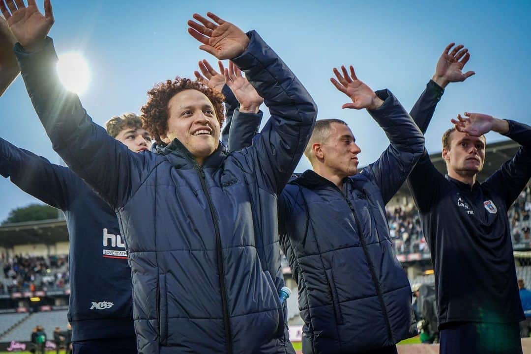 ムスタファ・アミニのインスタグラム：「Great victory and always a great atmosphere with our fans behind us ⚽️🏟😍👋 #aarhus #ksdh #superliga #smile」