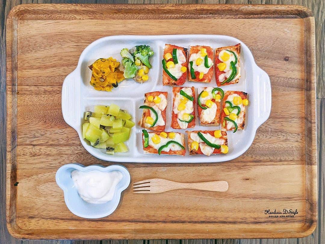 ソンイのインスタグラム：「息子ご飯まとめ👦🏻🍚﻿ ﻿ すっかり離乳食ではなく幼児食になったので、 今までの #ソンイ離乳食 にプラスして子供のご飯は #ソンイ子供ご飯 のタグでまとめて見れるようにしました👩🏻‍🍳🧡﻿ ﻿ ①﻿ 🍕ピザトースト﻿ 🥦ブロッコリーのツナのサラダ﻿ 🥔かぼちゃサラダ﻿ 🥝キウイ﻿ 🥣ヨーグルト﻿ ﻿ ②﻿ 🍚牛丼﻿ 🍲お味噌汁﻿ 🥔かぼちゃ煮﻿ 🥕きんぴらごぼう﻿ 🍅プチトマト﻿ ﻿ ③﻿ 🥗メカジキとキャベツとコーンのカレー炒め﻿ 🥙かぼちゃコロッケ﻿ 🍲お味噌汁﻿ 🍚白米﻿ 🍒さくらんぼ﻿ ﻿ ④﻿ 🥘チキンのトマト煮﻿ 🥔ジャーマンポテト﻿ 🥬ほうれん草の胡麻和え﻿ 🍚白米﻿ 🍑桃﻿ ﻿ ⑤﻿ 🍛野菜たっぷりキーマカレー﻿ 🥗大根とひじきのサラダ﻿ 🥔かぼちゃ煮﻿ 🧈チーズ﻿ 🥣えんどう豆のポタージュ﻿ ﻿ ⑥﻿ 🍲鶏肉と野菜のうま煮﻿ 🐟サバのゴマ焼き﻿ 🍚白米﻿ 🍲お味噌汁﻿ 🍇デラウェア﻿ ﻿ #ソンイ子供ご飯 #ソンイ飯 #幼児食記録﻿ #離乳食完了期 #幼児食 #かみかみ期﻿ #ぱくぱく期 #幼児食メニュー #生後15ヶ月  #1歳3ヶ月」