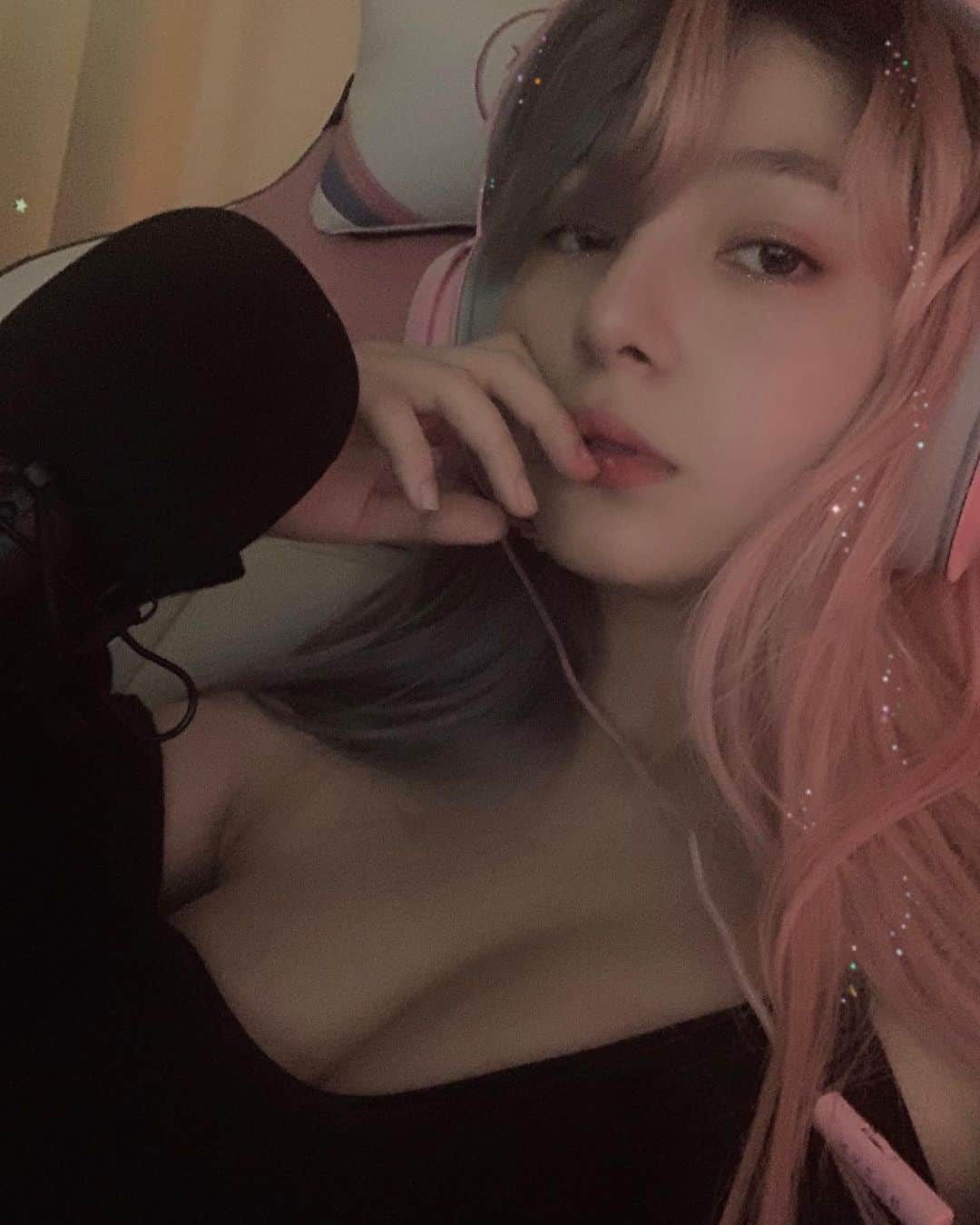 Shannonのインスタグラム：「Since my schedule is a bit more free I’ll be streaming again soon this week! I’ll make sure to set a date and let everyone know in advance! Until then stay safe ❤️💫」