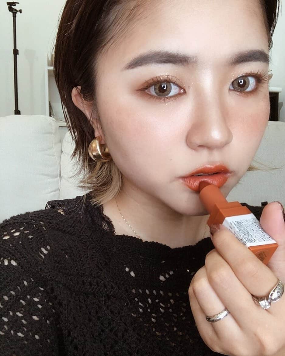 Shioneさんのインスタグラム写真 - (ShioneInstagram)「この間買った @3ce_official のリップが可愛すぎた😭🧡 3ce MOOD RECIPE MATTE LIPCOLOR 220🧡 ㅤㅤㅤㅤㅤㅤㅤㅤㅤㅤㅤㅤㅤ これに合わせて他のメイクは全てブラウンにしてみた🤤 カラコンはGlowsybymelangeのHozeGrayです✨ ㅤㅤㅤㅤㅤㅤㅤㅤㅤㅤㅤㅤㅤ このメイクも近々撮影しよう☺️🧡 ㅤㅤㅤㅤㅤㅤㅤㅤㅤㅤㅤㅤㅤ  instagram  #liquidlipstick  #japan  #メイク  #YouTube  #cosmetics #love #me #makeup  #fashion #メイク動画  #メイク #コスメ #shii_make🌹 #립스타그램 🌹#Libecka #libeckabyshii #youtuber #youtube #韓国コスメ  #hairStyle #低身長コーデ #셀카 #ラインストーン  #切りっぱなしボブ #ブラウス #메이크 #셀카  #ツヤ肌 #ブラウンオレンジメイク #オレンジメイク」7月13日 15時45分 - shione__1101