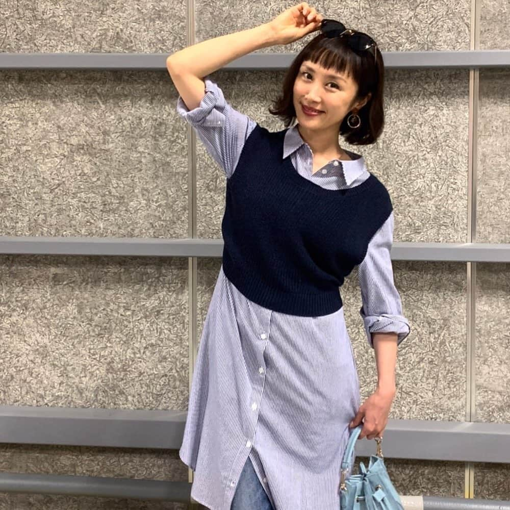 山口もえさんのインスタグラム写真 - (山口もえInstagram)「この間の 二色コーデ👖🎽✨ 気取ったポーズも ぎこちない。笑 #ヒルナンデス #芸歴26年 #まだ慣れない #ポージング #tv」7月13日 15時49分 - moe_yamaguchi0611