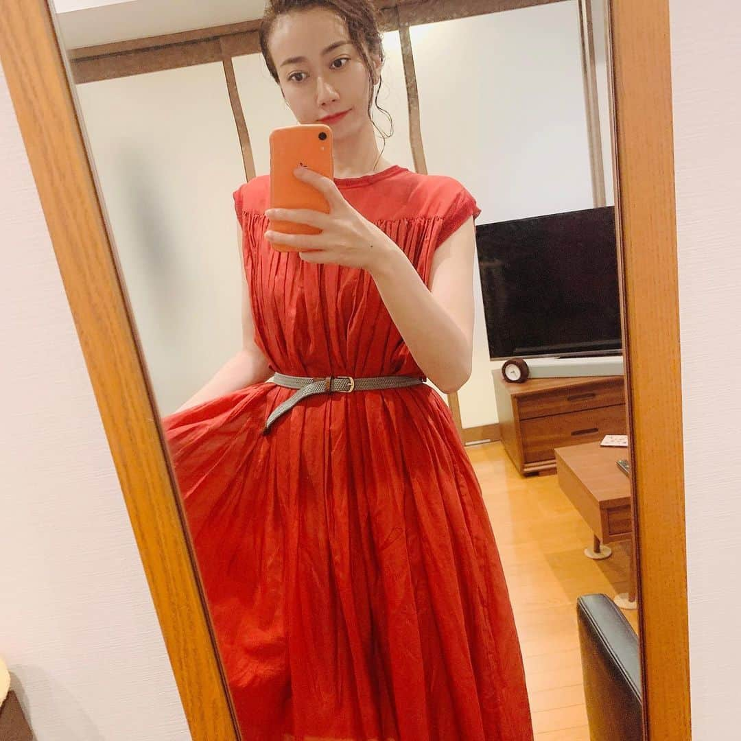 天宮菜生さんのインスタグラム写真 - (天宮菜生Instagram)「. 麦わらを買いました。 . 夏に向けて服を。。。 . と思っていたのに、 麦わらを買いました。 . 麦わらは持っているのに。。。😣💦 . 本当に可愛かったんです。. . かぶった瞬間、こんな可愛い麦わら見たことない！😳！ . っと思ってしまって。。。。 . ちょっといい値段だったけど、今夏はヘビーユーズしそうです☺️❤️✨ . いっつも立ち寄ってしまう @anypenny さんで、　@sugri_hat さんのハットを❤️  . あと2枚目。。。 . いつも服を買っている @enchainement_official  . さんでたくさんポイントが貯まったので、ずっと欲しかった赤いワンピースをゲットしちゃいました☺️❤️ . お天気はぐずぐずですが、私の心はもうそろそろ夏ですよ笑笑 . 感染者もなかなか減りませんが、みんなで気をつけて普通の生活を続けていこうと言うことなのでしょうか？？ . こんな生活に慣れてくる日がくるのでしょうか。。。 . 引き続き注意の意識を忘れずに、日々をもう少しだけ楽しんで行けたらと思います。 . みなさんがいつも幸せでありますように🕊 . #夏だ #むぎわら  #赤いワンピース  #お買物  . . . . . #元宝塚 #天宮菜生 #花組 #シンガー  #リハビリメイクセラピスト」7月13日 15時53分 - naoamamiya_official