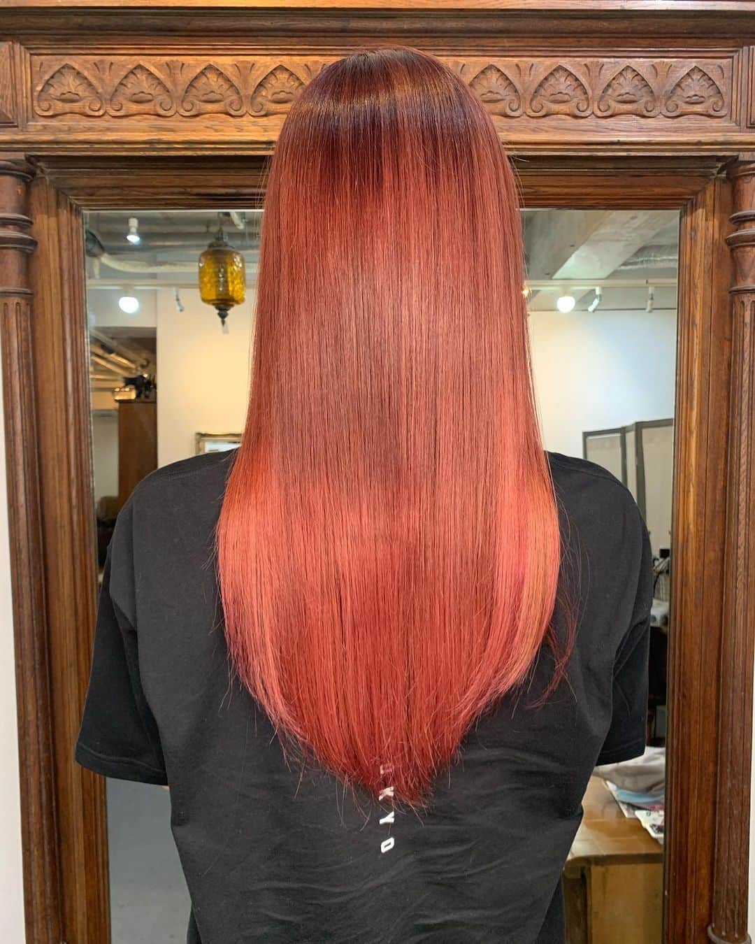 片桐舞子さんのインスタグラム写真 - (片桐舞子Instagram)「根元のリタッチ💗 . 毛先のカラーバターで入れたピンクに合わせて、伸びてきた生え際から中間だけ馴染むようにカラーしてもらいました🙆🏼‍♀️ . 私は地毛の黄色味が強いから、薄いピンクにはなかなかならないので、濃いめピンクで、なるべく赤にはならないように調整してもらってます🤟🏽✨ . @tomoya.makeup  いつもありがとう！！ . . . #ピンクヘアー#ヘアカラーピンク#カラーバターピンク」7月13日 15時54分 - mays_maiko