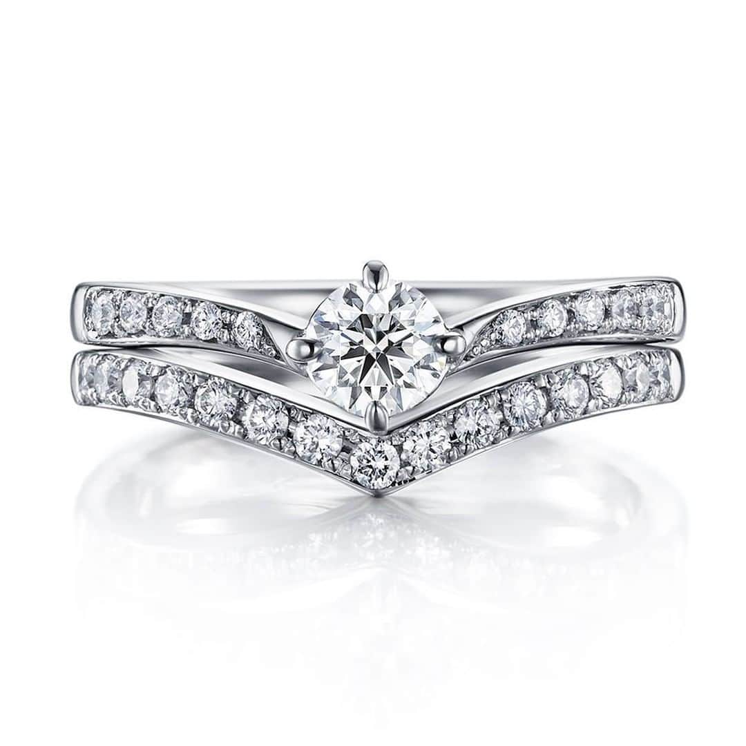 婚約・結婚指輪のI-PRIMO（アイプリモ）公式アカウントさんのインスタグラム写真 - (婚約・結婚指輪のI-PRIMO（アイプリモ）公式アカウントInstagram)「まるで魔法にかけられたように、一瞬で指先まですっきりと魅せるＶ字アームのリング。 “純潔”や“永遠”を象徴するユリの名を持つエンゲージリング「リリウム」と、愛と音楽の女神の名を持つマリッジリング「ハトゥール」。 斜めから見るとハート型にも見える  ゆるやかなＶ字アームのリングをふたつ、お互いの心のようにぴったりと重ねれば、愛の二重奏が聞こえてくるよう。それぞれが自立して、毅然と美しいリングで、華やかさを凌駕した本物の品性を左手薬指に輝かせたい。  婚約指輪：リリウム #アイプリモ_リリウム 結婚指輪：ハトゥール #アイプリモ_ハトゥール  プロフィールのリンクからHPをご覧いただけます。﻿ →@iprimo_official  #iprimo #アイプリモ #重ねづけ #セットリング #結婚式準備 #花嫁 #bridaljewelry #全国のプレ花嫁さんと繋がりたい #結婚準備 #marry花嫁 #卒花 #プレ花嫁さんと繋がりたい #結婚指輪 #マリッジリング #エンゲージリング #2020夏婚 #大人婚 #令和婚 #2020秋婚 #2020冬婚 #marriagering #新婚生活 #結婚指輪探し #ブライダルジュエリー #指輪探し #エタニティリング #婚約指輪探し #結婚指輪選び」7月13日 16時00分 - iprimo_official