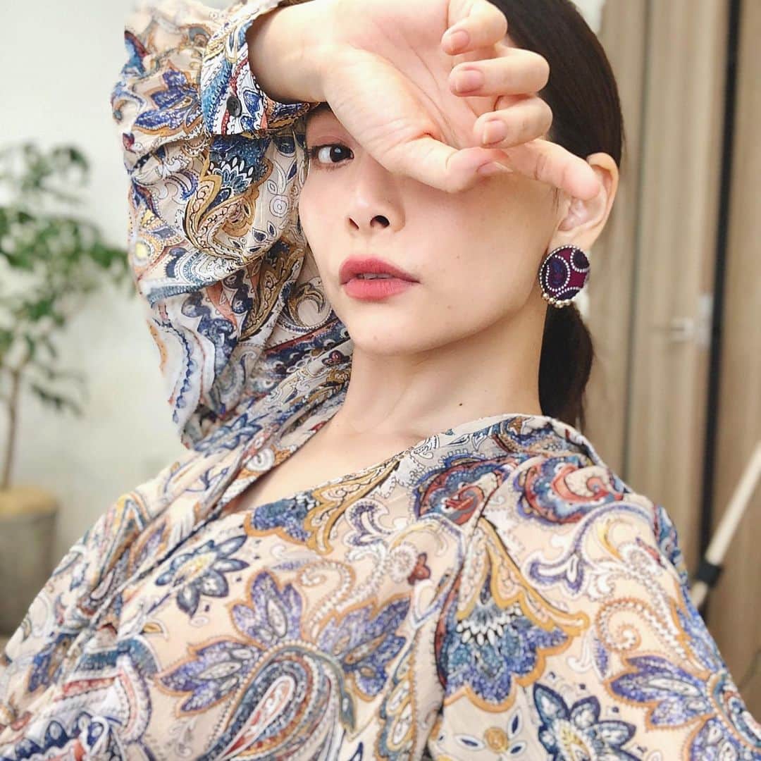 のインスタグラム：「柄シャツがずっと好き🦋 . #柄シャツ #zara #ペイズリー柄」