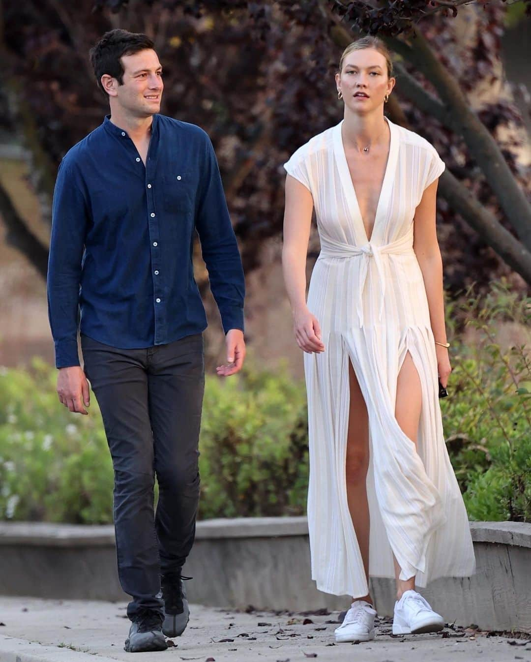 Just Jaredさんのインスタグラム写真 - (Just JaredInstagram)「@karliekloss & husband @joshuakushner enjoy a romantic sunset stroll! #KarlieKloss #JoshuaKushner Photo: Backgrid」7月13日 16時11分 - justjared