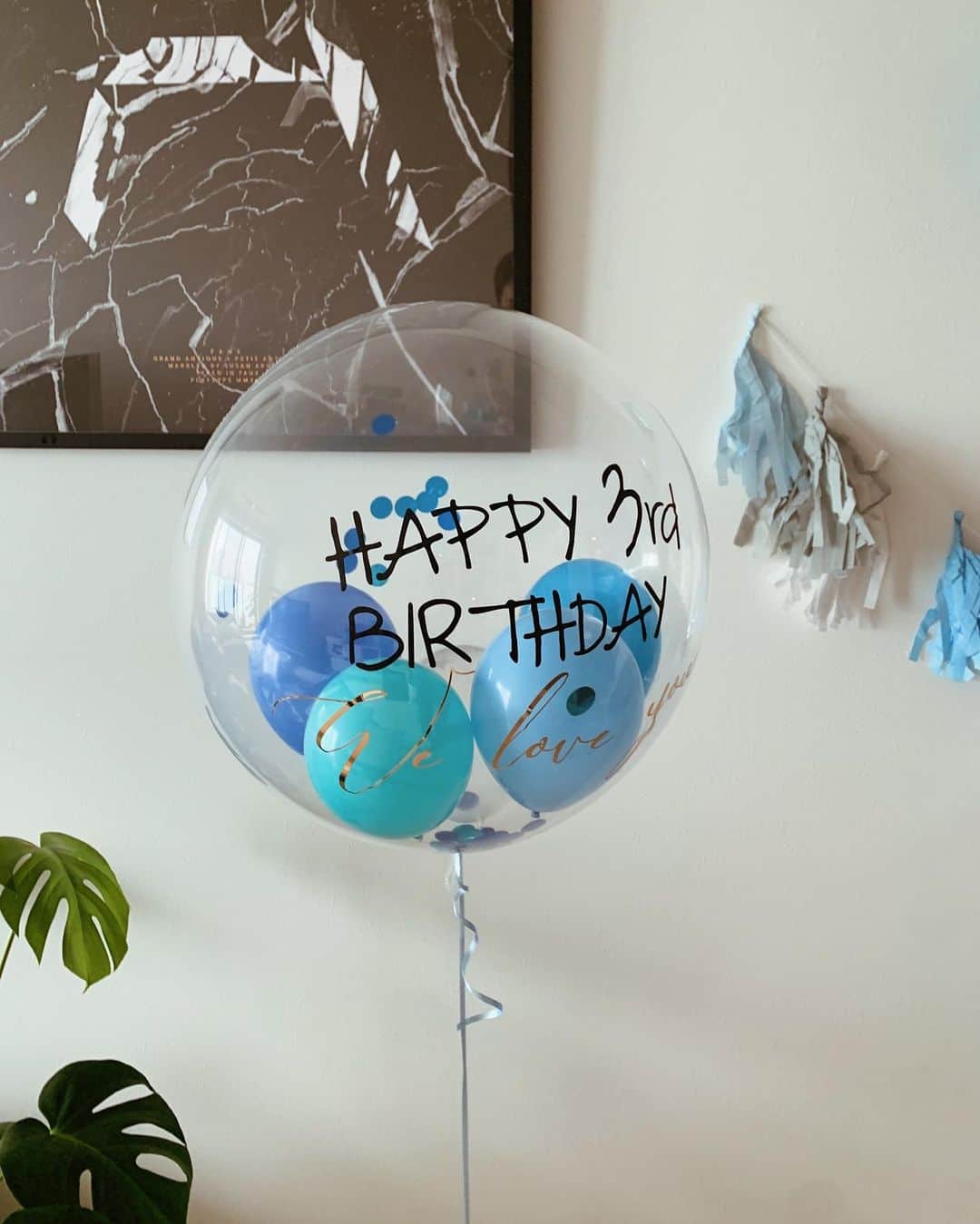 春名亜美さんのインスタグラム写真 - (春名亜美Instagram)「ヘリウムガス入りの風船は、 @land_balloon でオーダーして作ってもらいました🎈 ここは、お店にないキャラクターや色合いがなくても、オーダーすれば可能な限り、取り寄せてくれたり、作ってくれたりするんです☺️ センスがいいので、お友達のベビーシャワーとか、お誕生日のバルーンは、いつもここでオーダーしています♡ ・ ・ ・ #birthdayballoons #balloons #お誕生日バルーン #風船　#バースデーバルーン」7月13日 16時16分 - amiharunaami