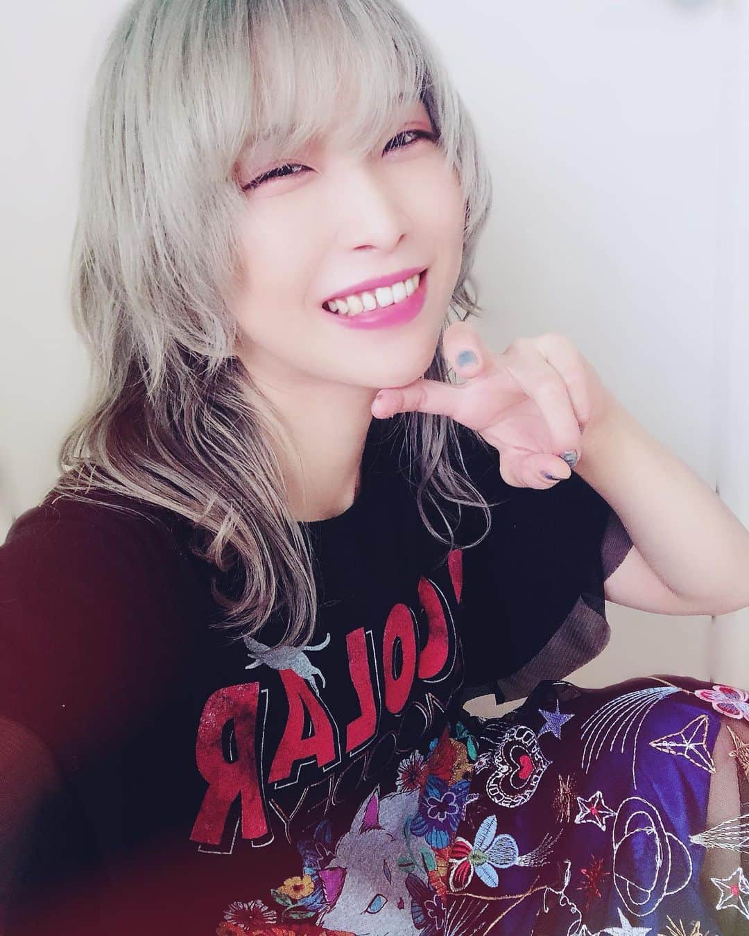 朝日奈丸佳さんのインスタグラム写真 - (朝日奈丸佳Instagram)「スカラーのTシャツめっちゃ可愛いの 猫ちゃん🐾🐾🐾🐾  スカートもスカラーちゃん。 派手派手だいすき。  そろそろ髪染めようかなっ  #スカラーちゃん親衛隊  #scolar」7月13日 16時18分 - madoka_maru_hina