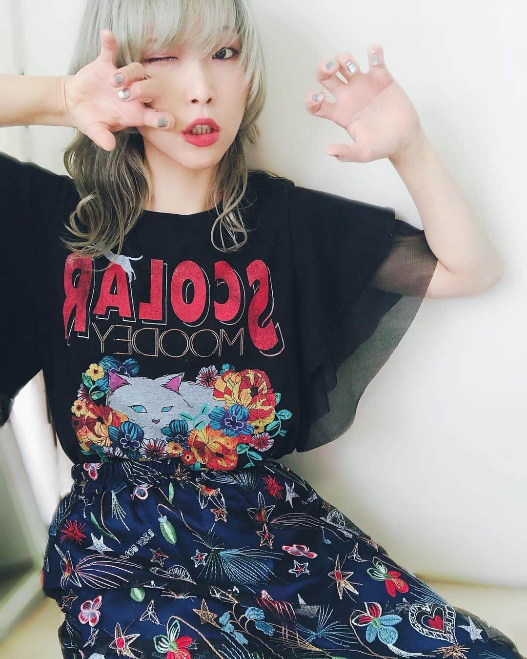 朝日奈丸佳さんのインスタグラム写真 - (朝日奈丸佳Instagram)「スカラーのTシャツめっちゃ可愛いの 猫ちゃん🐾🐾🐾🐾  スカートもスカラーちゃん。 派手派手だいすき。  そろそろ髪染めようかなっ  #スカラーちゃん親衛隊  #scolar」7月13日 16時18分 - madoka_maru_hina