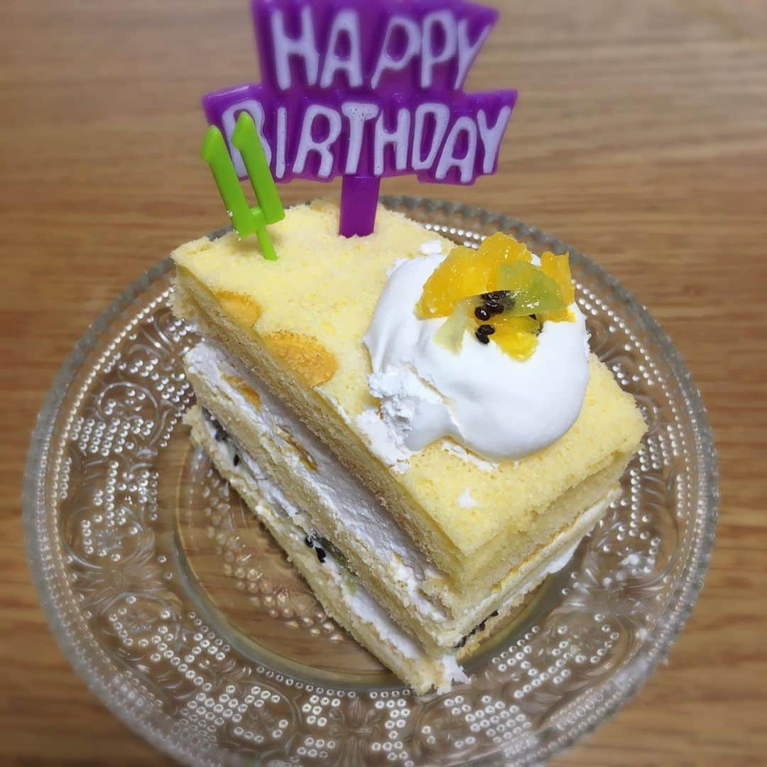 佐藤円香さんのインスタグラム写真 - (佐藤円香Instagram)「じゅんの誕生日なので、犬用ケーキを買ってきました☺️✨  人間も美味しく食べられるケーキ✨との事なので、じゅんの分は食べやすくカットして半分は私がいただきました！  甘さ控えめで、とっても美味しかったです😋  ケーキは、ドッグカフェむすびさんで購入しました🐾  おめでとう☺︎じゅん❁⃘*.ﾟ   #birthday #犬の誕生日 #11 #トイプードル #犬のケーキ #バースデーケーキ #米粉ケーキ #トイプードル #カフェ #ドッグカフェ」7月13日 16時21分 - madoka.p.j.614