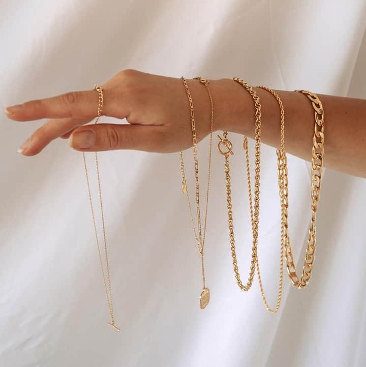 のインスタグラム：「Monday morning decisions...⁠ ⁠ 📸 by @zana.gafita⁠ ⁠ #oreliajewellery #chainbar #chainlayering #necklacelayering」