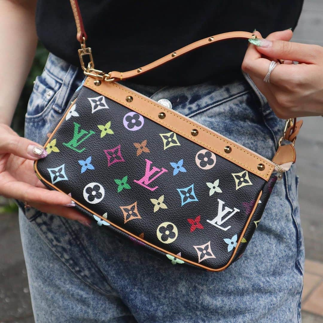 Vintage Brand Boutique AMOREさんのインスタグラム写真 - (Vintage Brand Boutique AMOREInstagram)「Louis Vuitton x Takashi Murakami Pochette Accessoires 2way Bag from 2003.  AMORE meets LV x MURAKAMI  POPUP Store at AMORE Gentleman July 1st - 29th.  This item is available at the store and online. Please DM us if you would like to know more information.  Free Shipping Worldwide✈️ ≫ ≫ ≫✉️ info@amorevintagetokyo.com  #AMOREmeetsLVxMURAKAMI #村上隆 #ヴィンテージ #ルイヴィトン  #ヴィンテージルイヴィトン #ヴィンテージブランドブティック #アモーレ #アモーレトーキョー #表参道 #青山 #東京 #louisvuitton #takashimurakami #murakamitakashi #vintage #vintagelouisvuitton #louisvuittonvintage #amoretokyo  #amorevintage #vintageshop #amoregentlman #アモーレジェントルマン #popupstore」7月13日 16時36分 - amore_tokyo