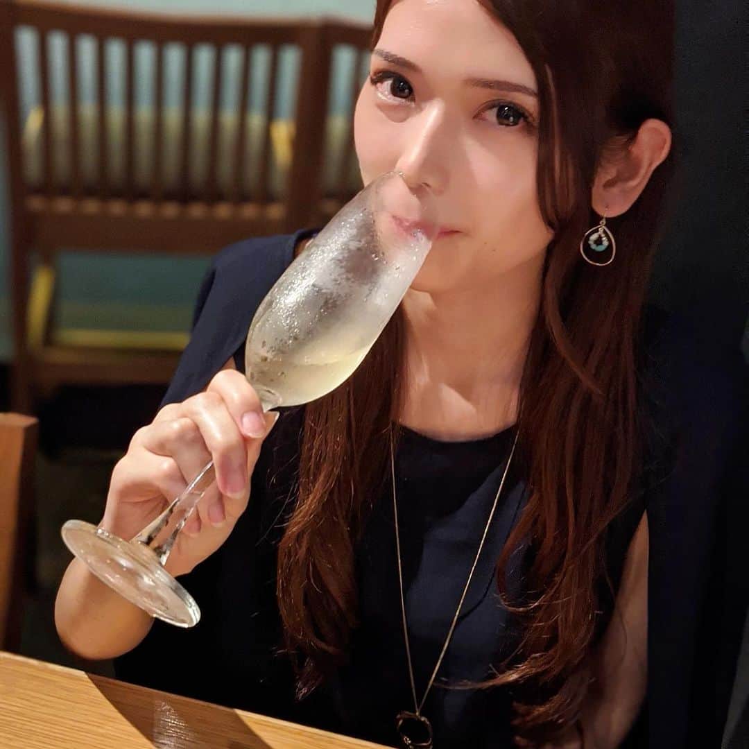 のインスタグラム：「食いしばり改善🐥﻿ ルラ美容クリニック新宿院へ﻿行ってきました✨﻿ ﻿ 普段硬いもの食べるから食いしばりが強過ぎて﻿ 歯が割れたり痛くなることあって﻿、その相談を 友達にしてたら、ここのクリニック紹介してくれた🥺﻿ ﻿ 加賀院長に相談して受けたのはエラボトックス注射！﻿ 筋肉の過剰発達を緩和してくれる効果があるそう✨﻿ さらにフェイスラインもシャープになるとは…嬉しい！！﻿ ﻿ 注射のみで1.2分でおわった！！﻿ 初めてで筋肉も結構発達してると言われたけど﻿ 痛みも気にならなかった🥺﻿ ﻿ ・アラガン社製エラボトックス 1万8000円﻿ 1ヶ月かけて徐々に効果があらわれるとのことで楽しみ(*^^*)﻿ ﻿ 加賀院長(@dr_kaga_yuki )ありがとうございました✨﻿ ちあきちゃん(@maechi_0815 )紹介してくれてありがとう☺️💓﻿ ﻿ #ルラ美容クリニック #LULA美容クリニック﻿ #エラボトックス注射 #エラボトックス#小顔#ボトックス#ルラ美容クリニック新宿院」