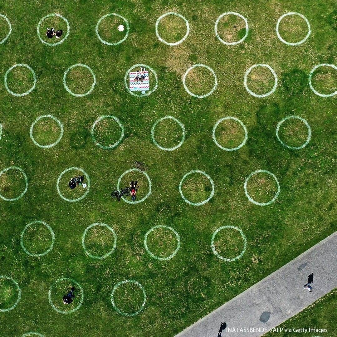ABC Newsさんのインスタグラム写真 - (ABC NewsInstagram)「An aerial view shows a field with painted circles for social distancing at the Rhine promenade in Duesseldorf, Germany. #coronavirus #socialdistancing」7月13日 16時47分 - abcnews