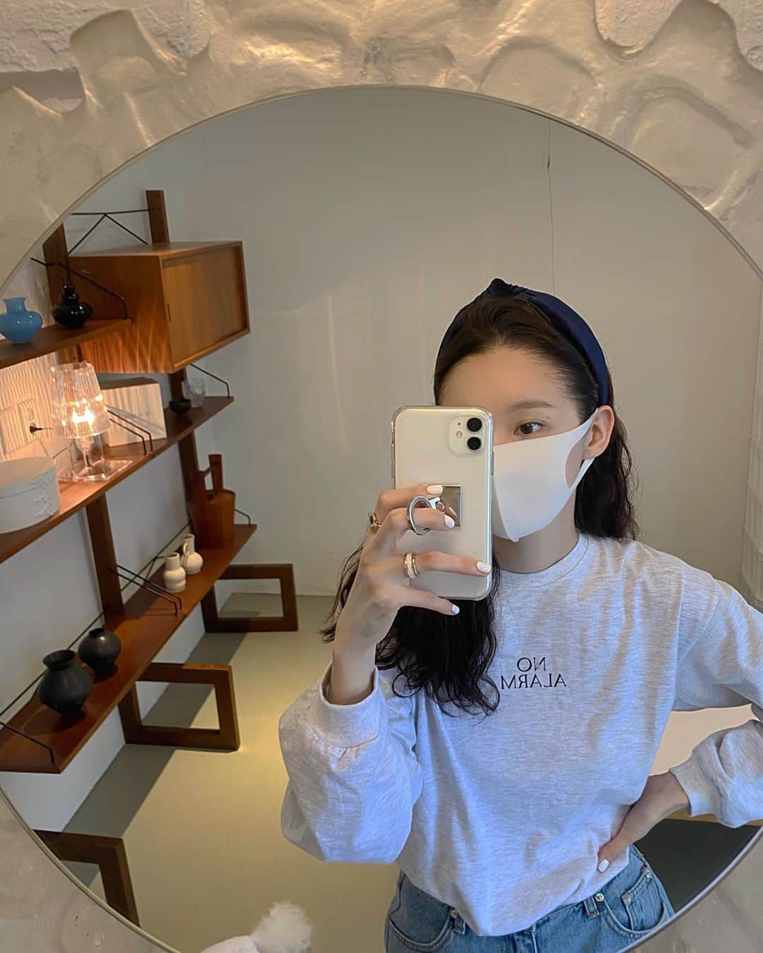 カン・ミンギョン のインスタグラム：「알람 없는 하루를 살고 싶어서 노알람티셔츠를 만들었지만 거울 속 알람은 꺼지지 않아요..? ON ALARM」