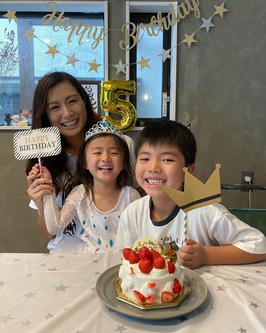 大西宏明のインスタグラム：「昨日のお昼は改めて 娘ちゃんの誕生日のお祝い🥂🎂👗  娘ちゃんのリクエストで🍽は唐揚げ🐓  プレゼント🎁は「あつまれどうぶつの森」「エルサのドレス」「キャスターボード」  昨日にてバースデーウィーク終了です😁 おめでとう㊗️🎉🍾🎊  #お誕生日 #パーティー #娘 #５歳 #あつまれどうぶつの森  #アナ雪2  #エルサのドレス #ジェイボー　？？？ #キャスターボード #おめでとう #smile #ほなっ！！」