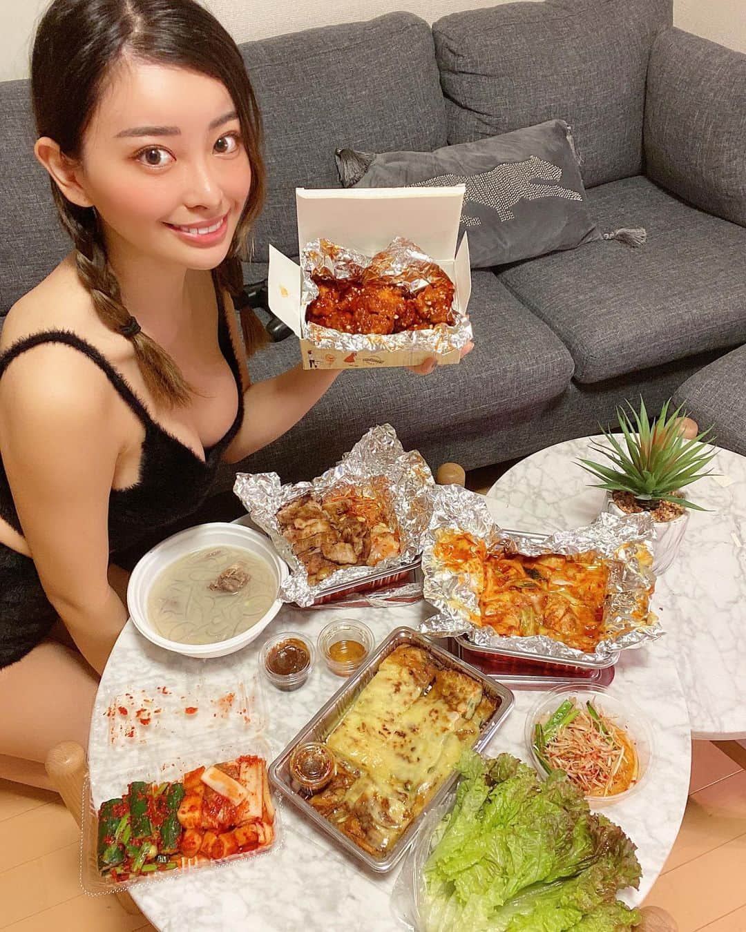 MIKAKOさんのインスタグラム写真 - (MIKAKOInstagram)「今回オーダーしたのは　@choiskoreanfood の韓国料理🇰🇷 最近食欲旺盛で、沢山頼んじゃた💞 味もとっても美味しかった！！ なかなか、家では韓国料理は作らないからいいよね😚 でもさすがに全部は食べきれなくて、次の日に美味しくいただきました！！ 三枚目はただひたすら食べてる動画😂 #ubereats#japan#tokyo#koreanfoods#japanesegirl#ウーバーイーツ#デリバリー#明洞グルメ#韓国料理#ムチムチ」7月13日 16時58分 - mikako0766