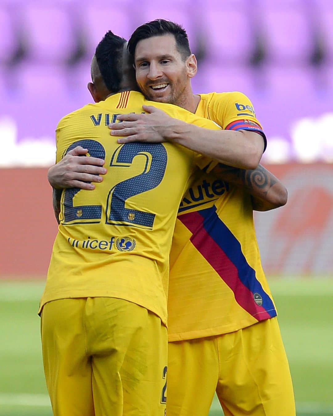 LFPさんのインスタグラム写真 - (LFPInstagram)「🐐💙❤️👑 • #Messi #ArturoVidal #Barça #RealValladolidBarça #LaLigaSantander #LaLiga」7月13日 16時59分 - laliga