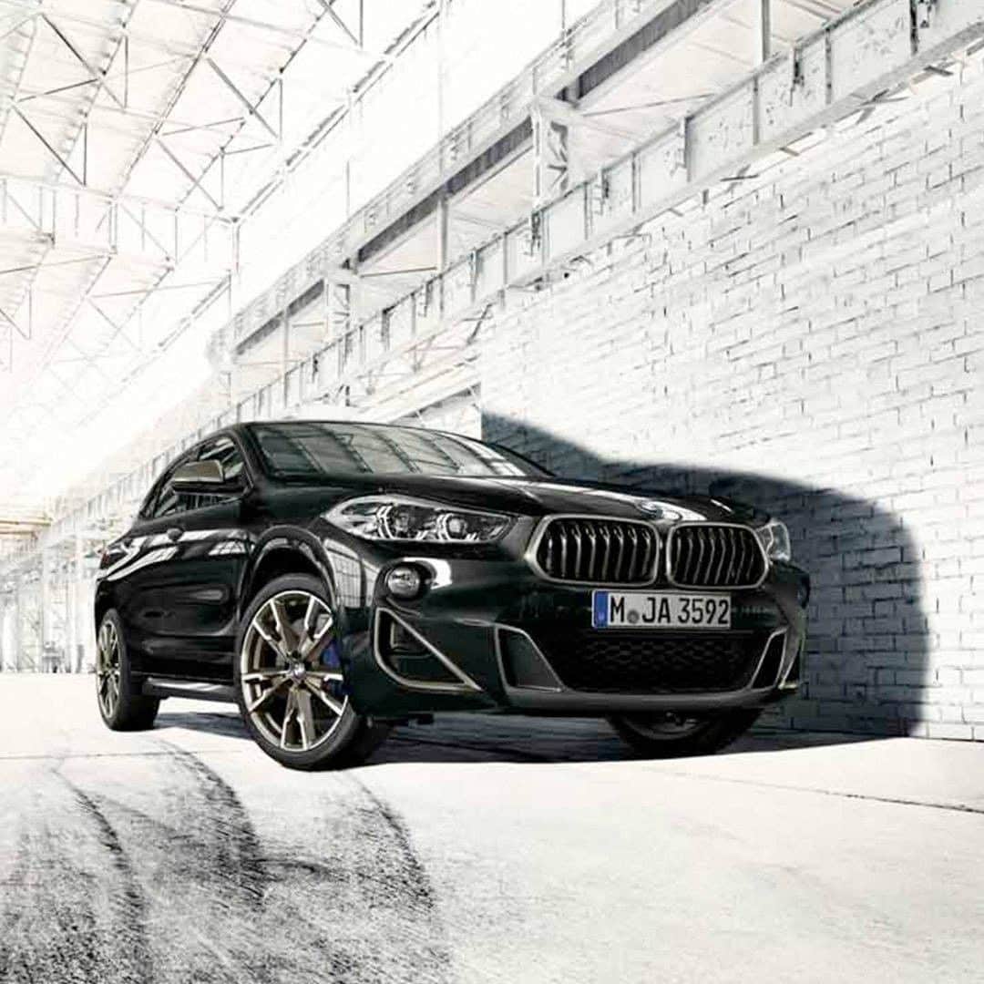BMW Japanさんのインスタグラム写真 - (BMW JapanInstagram)「羨望の視線の中を、駆けぬける。みなぎる自信。あふれるオーラ。  . BMW X2 M35iはかつてないドライビング・ダイナミクスの領域へといざなう。 . その心臓部にはMの技術が息づく初めての直列４気筒パワー・ユニットを搭載し、サーキットで磨かれたMのポテンシャルをあらゆる瞬間にドライバーに体感させ、かつてない昂奮と愉悦へ導くのです。 . @bmwjapan アカウントトップのURLをタップして、公式サイト内のモデル紹介ページより詳細をご覧いただけます。 . #THEX2 #BMWM #BMW #BMWJapan #駆けぬける歓び」7月13日 17時00分 - bmwjapan