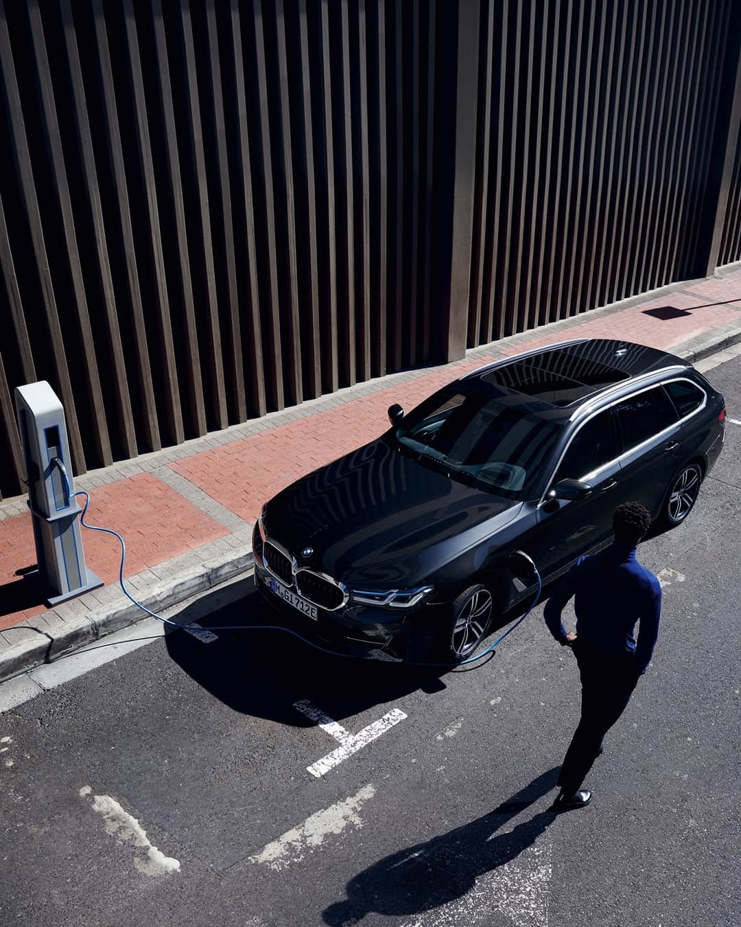 BMWのインスタグラム：「Job done well. The new BMW 5 Series Touring. #THE5 #BMW #5Series __ BMW 530e Touring: Energy consumption in kWh/100 km (combined): 15.9–14.9. Fuel consumption in l/100 km (combined): 2.1–1.9. CO2 emissions in g/km (combined): 47–43.  Further information: www.bmw.com/disclaimer.」