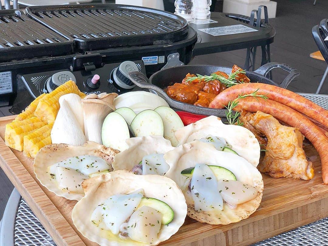 藤川沙弥のインスタグラム：「夏の始まり👒☀️ 今年も皆でtgooのBBQへ🍖  美味しい黒部和牛に、今年は 帆立もラインナップに入っていて テンションあがりましたっ😍 しかも嬉しい飲み放題だよ🥂 お誕生日ケーキは別で頼みましたが バスクチーズケーキがもう 美味しすぎてとろけた🧀😭🥺💕  晴れてくれたのでラッキー✌🏻 ルーフトップで開放感があって この時期でも気にならず楽しめました😌💕  tgooは都会の中にあるけど 緑が多くて本当に癒される〜🌿 6〜8月までの週末限定なので是非❣️  風を感じながら皆とワイワイ過ごす時間💛 友達達に会えない時間が長かった分 こうして集まる事も 簡単な事じゃなかったんだな〜って 改めて思うなあ☺️💕」