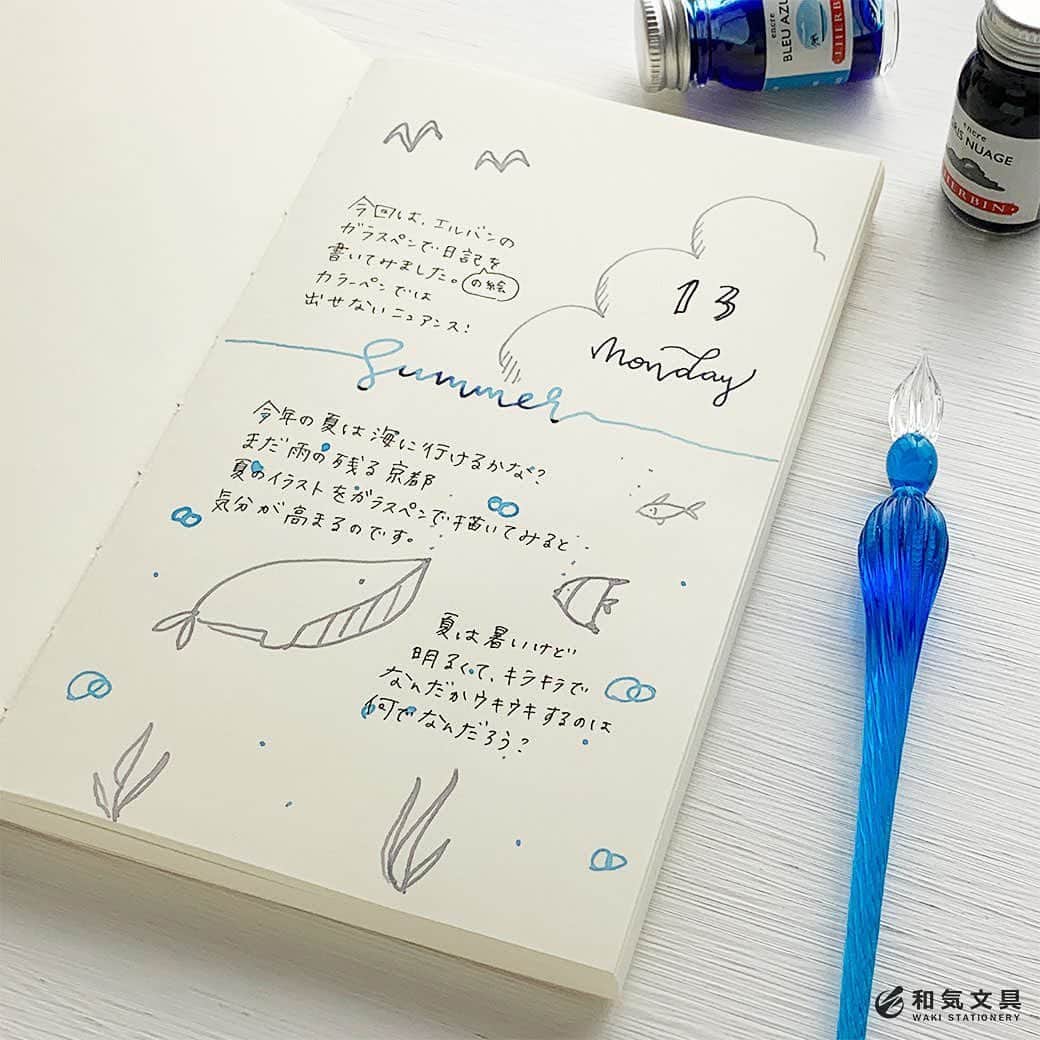 文房具の和気文具さんのインスタグラム写真 - (文房具の和気文具Instagram)「今回はガラスペンで日記の絵を書いてみました。実はわたくしスタッフ今田はガラスペンをちゃんと使うのが初めて。 これまで試し書き程度で書いたことがあるくらいの初心者なんです。 ・ ガラスペンの使い方はとっても簡単です。ペン先にちょこっとインクを付けて書くだけ。 インクをこぼさないように慎重に取り扱う感じとか。ペン先のインクが無くなったらまたインクをちょんと足して書く感じとか。何かそういうちょっとした面倒臭さが逆にイイっ！ガラスペンを嗜む私にウフフってなりました(^^) ・ これからやってくる暑～い夏も、みために涼し気なペンで爽やかに乗り切っちゃいましょ♪ ・ #ガラスペン #文房具好き #文具好き #文房具大好き #文房具好きな人と繋がりたい #文房具マニア #文房具屋 #文具店 #文具女子 #文具好朋友 #手帳デコ #手帳の使い方 #手帳時間 #手帳好きさんと繋がりたい #notebooklover #stationeryholic  #和気文具」7月13日 17時04分 - wakibungu