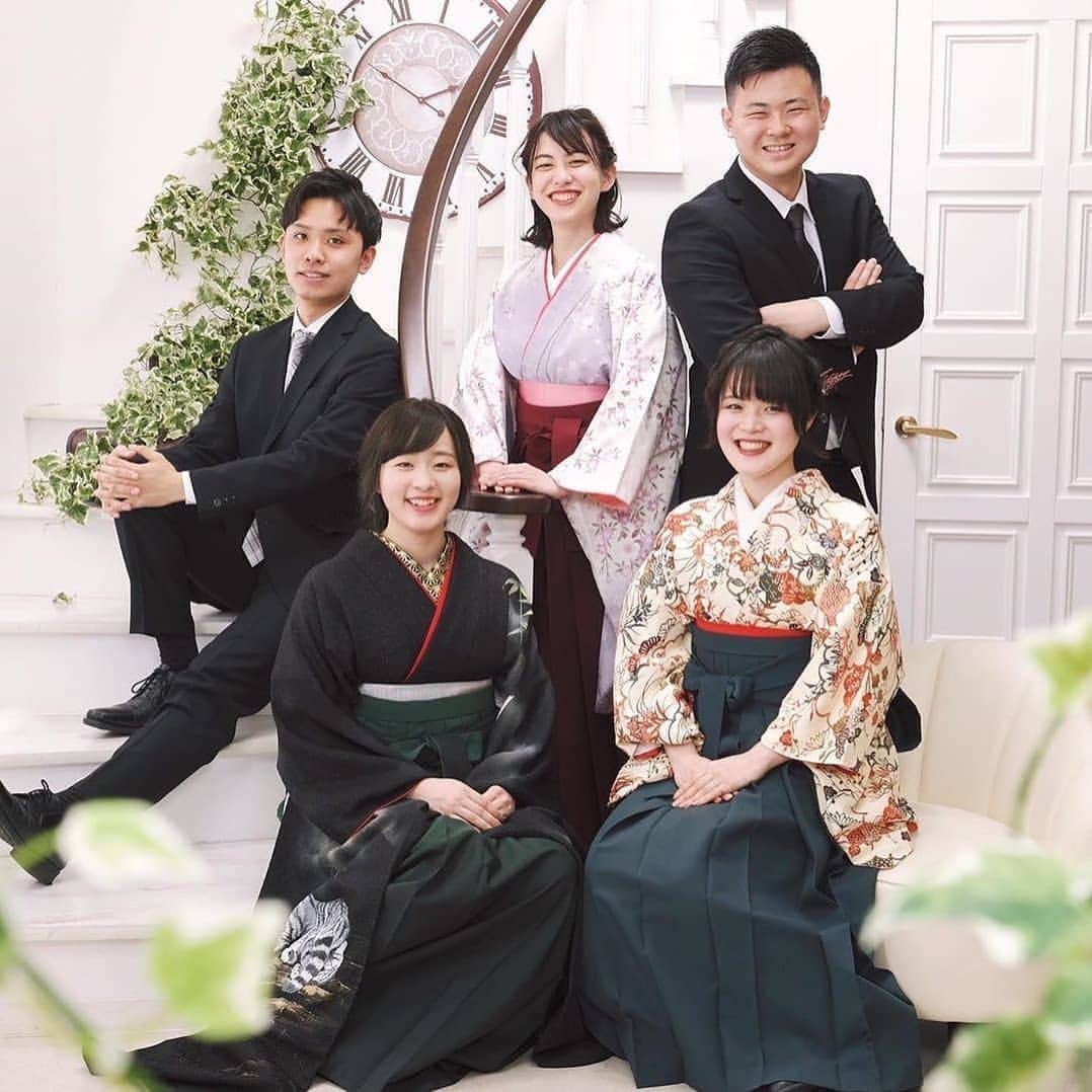 スタジオアリスさんのインスタグラム写真 - (スタジオアリスInstagram)「スタジオアリスで卒業記念撮影をしてくださった方をご紹介✨ . 晴れやかな笑顔で記念写真をパシャリ📸 みなさんとても仲が良いという雰囲気が伝わりますね💓 . スタジオアリスでは、この春“卒業式”や“入学式”など 大切な記念日の撮影ができなかったという方を対象に「記念日の、おとりおき。」を行っております🍀  卒業式ができなかった方には、 家族で、友達で、卒業写真を撮る日のおとりおきを。 1歳のバースディ写真を見送った方には、 1歳ちょっと記念日としておとりおきを。  写真館で撮るその日を "記念日"にしてください。 お客様の大切な記念日を、 おとりおきしてお待ちしています💫 . 詳しくはHPの「記念日の、おとりおき。」よりチェックしてみてください✨  ※こちらは2020年5月以前に撮影されたものをご紹介しています。﻿ -----------------------------------------﻿ @reira1201 さま、素敵な画像をありがとうございました😊﻿ -----------------------------------------﻿  いつも @studio.alice をありがとうございます♫﻿ こちらは #スタジオアリス からピックアップしました✨﻿ ﻿ #StudioAlice #写真は未来の宝もの #フォトスタジオ #キッズフォト #ベビーフォト #写真スタジオ #子供写真 #子供写真館 #ベビスタグラム #赤ちゃん写真 #卒業写真 #卒業記念撮影 #記念撮影 #記念日のおとりおき」7月13日 17時04分 - studio.alice