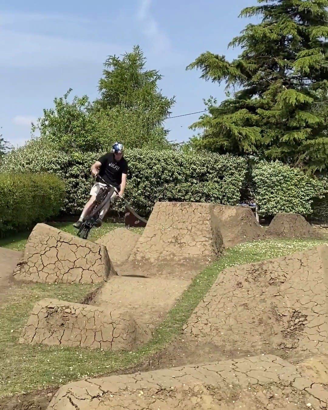 レッドブルのインスタグラム：「*waits patiently for an invite to @mattjonesmtb's backyard*  . to see how he went from backyard to bike park, hit the link in bio 🙌 #redbull #givesyouwings #mtb #jump #backyard」
