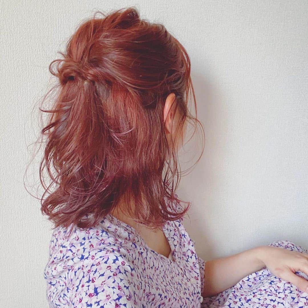 トミタ栞さんのインスタグラム写真 - (トミタ栞Instagram)「#巻いてくるりんぱした #ハーフアップ　？ #こういうのなっていうのw #ヘアアレンジ #ミディアムヘア  #赤髪  スーパーロングだった私からしたら こんなニュアンス出せる髪型憧れでした！ まぁ、勝手にロングにしとっただけなんやけどなw どう？ ありやろ？(←強気wこういうとこ🤦🏻‍♀️)  #ねぇねぇ #お姉さん #お茶しませんか？ #え、お茶？ #この近くで美味しいとこあるんすよー #いいですね！楽しそう！ #お茶の種類沢山あるとことかですか？ #種類？ #あー… #ほうじ茶とか玄米とかもある系ですか？ #？ #焼酎の種類も選べる系ですか？ #焼酎？ #あーでも一杯目はビールのみたいなー #ビールもありますか？ #えとー #お茶ハイとビール最高！ #ごちそうさまですーー！嬉しい！ #つまみとかどんな感じですか？ #蟹味噌舐めたいです！ #あー… #お兄さん？ #あ、間違えました。 #へ？ #あれ？お兄さん？」7月13日 17時08分 - tomita_shiori