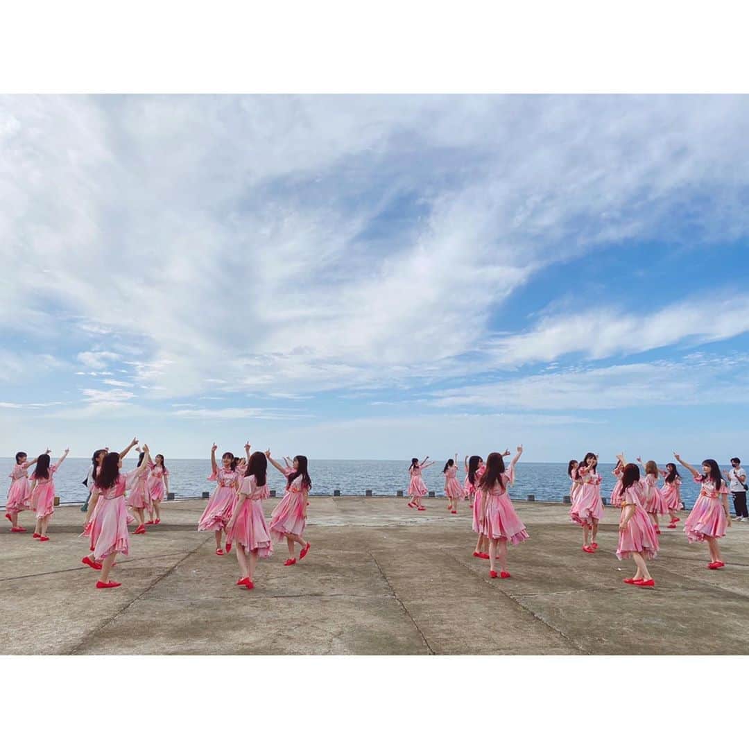 三村妃乃さんのインスタグラム写真 - (三村妃乃Instagram)「♡ 「シャーベットピンク」のMVは、新潟西海岸突堤で撮影されました！ 日本海がほんとに綺麗です！！！ ♡ 青い海、青い空、シャーベットピンクのスカート！ 美しい🥺💗 ♡ いっぱい観てね！٩(ˊᗜˋ*)و ♡ #ngt48 #シャーベットピンク」7月13日 17時10分 - hino_yuiitsu62