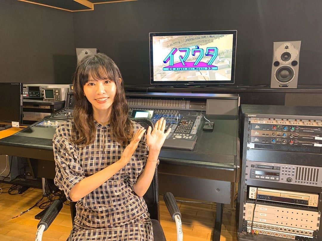 リサ のインスタグラム：「‪今夜23時〜BS日テレ「イマウタ」‬ ‪音楽マスターとしてイチオシ曲をご紹介しています！ 今回はマイメンなあの人たちや、最近大好きなバンド、 妹のように可愛いあの子たちを🥳 ぜひご覧ください！ (におわせ文面&手の向きが変) #イマウタ ‬」