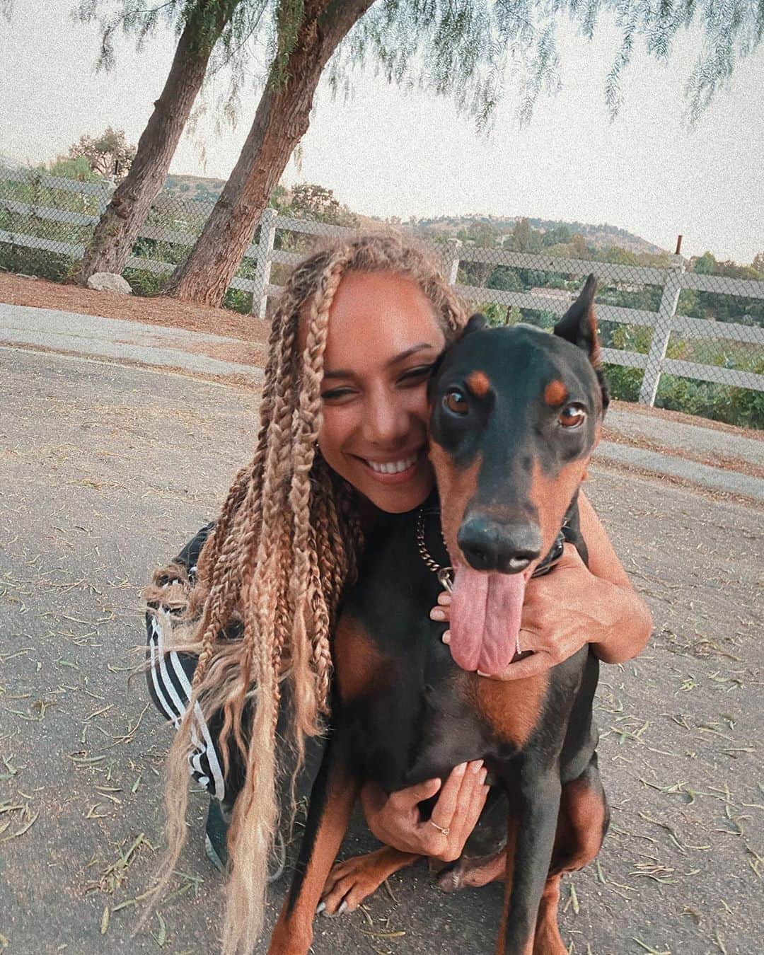 レオナ・ルイスのインスタグラム：「Woman’s best friend 🖤」