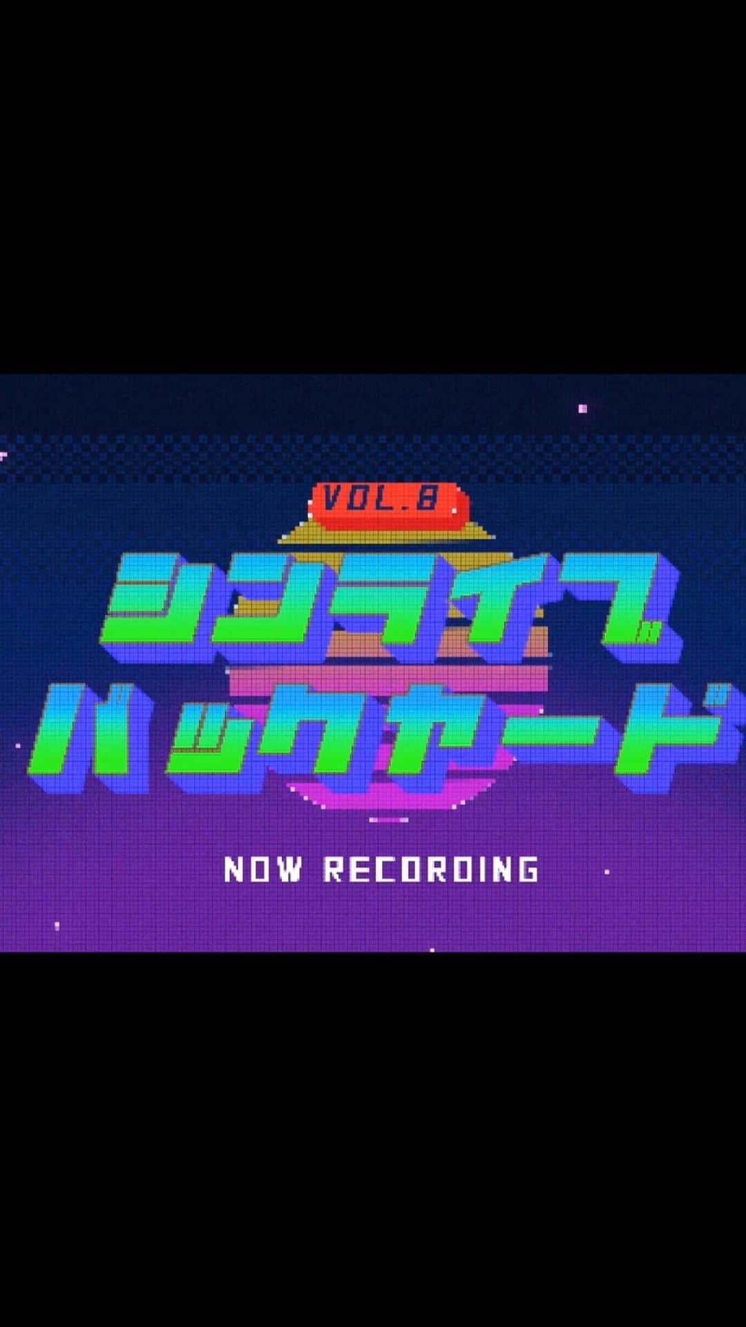 のインスタグラム：「今回収録してる時から来弥と手応えを感じてました、第8回。 どうでしたか？ F1の話が8割でした、嘘です  今日は最近気づいた川崎家の七不思議の一つを教えたいと思います。 うちのリビングの壁には至って普通なカレンダーがかかってます。 それは見開きで7月と8月が見えるタイプのカレンダーで、マス目が四角くてあまり大きくないタイプです。 そこにカレンダーがあるのにも関わらず、それの15センチ横くらいに別の7月のカレンダーがあるんです。 わけわからないでしょ？ そのカレンダーはマス目が大きくて横長のタイプで、メモするなら絶対こっちって感じなのに、お母さんはメモをマス目が小さいカレンダーにメモします。 誰か理由を教えてください。気になって夜しか眠れません。 僕が行き着いた予想は母が天然だからです。」