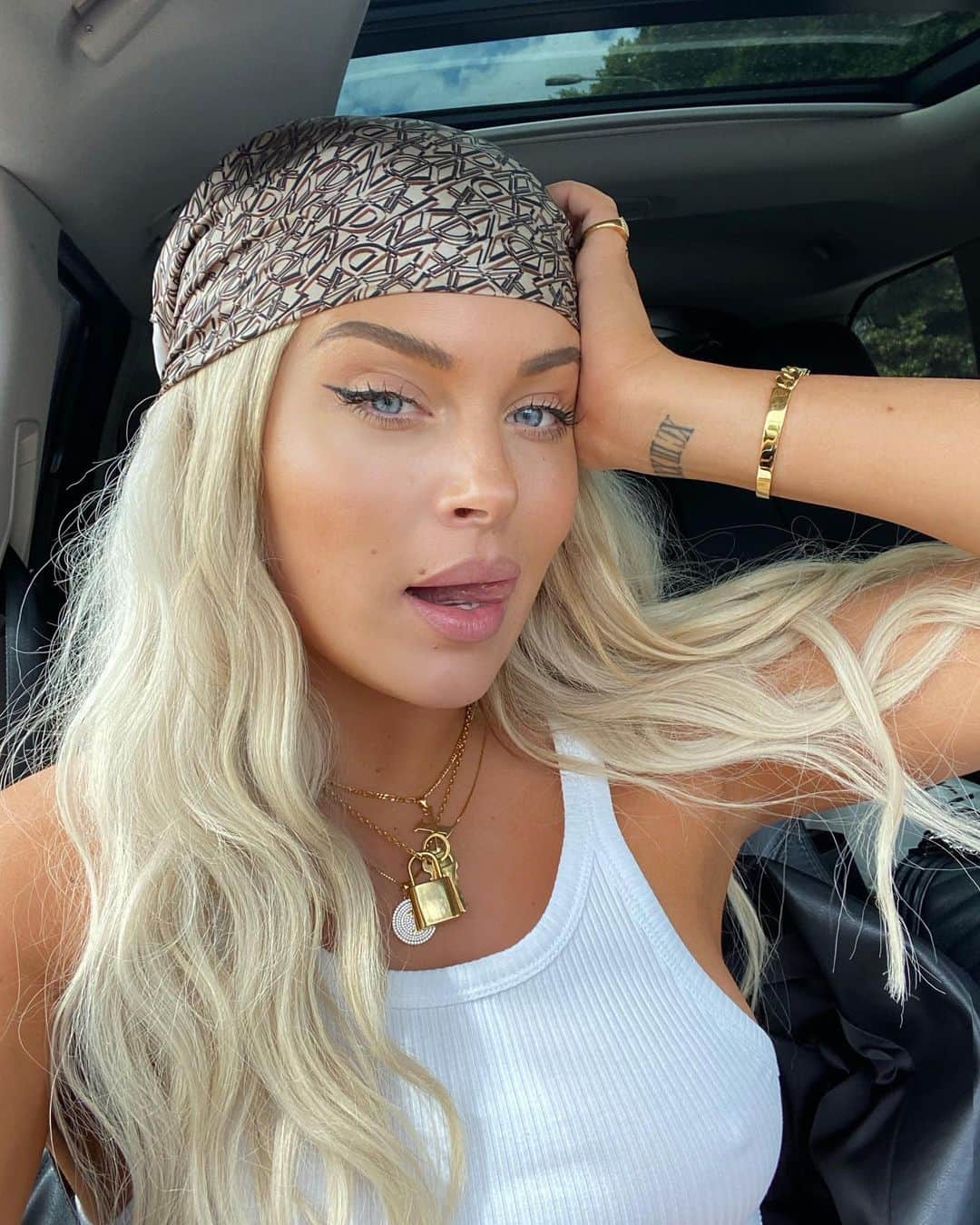 ファニー・リックマンのインスタグラム：「Grocery run ✌🏼Top and scarf from @nakdfashion 🦋 Also, I’m a little obsessed with my own jewelryyy 🥰 Press the link in my profile to shop!」