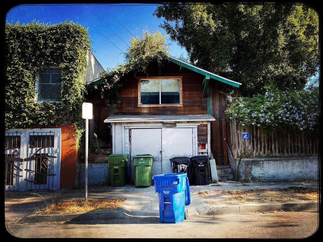 ジョン・ロス・ボウイさんのインスタグラム写真 - (ジョン・ロス・ボウイInstagram)「A garage. #hipstamatic」7月14日 3時03分 - johnrossbowie