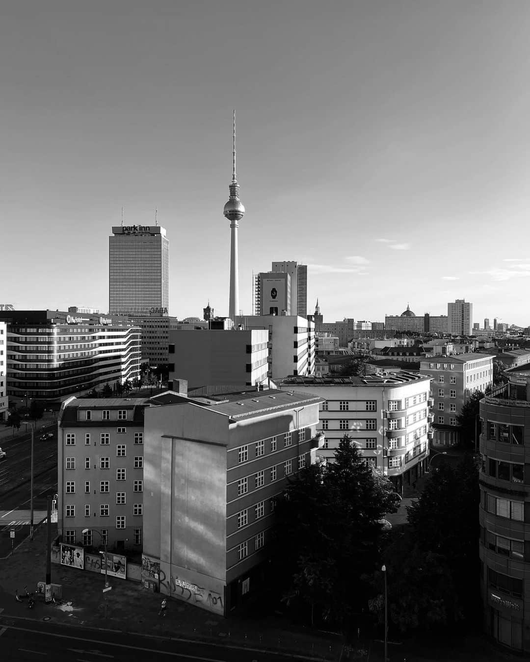 ヨハネス・ヒューブルさんのインスタグラム写真 - (ヨハネス・ヒューブルInstagram)「Berlin 🖤」7月14日 3時06分 - johanneshuebl
