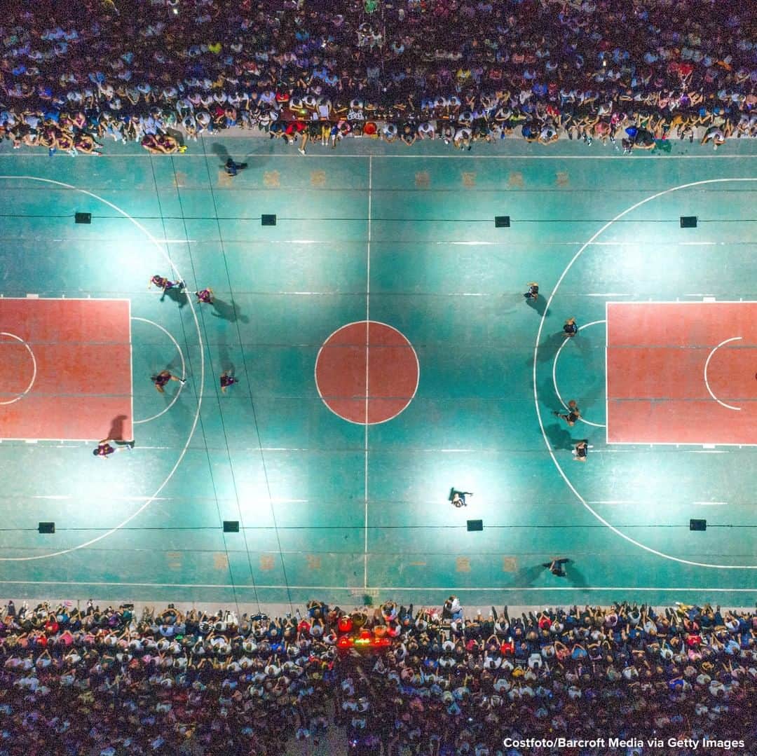 ABC Newsさんのインスタグラム写真 - (ABC NewsInstagram)「Aerial photograph shows villagers watching basketball game that attracted crowd of more than 1000  in Shanxi Province, China. #basketball #sports #aerial」7月14日 3時22分 - abcnews