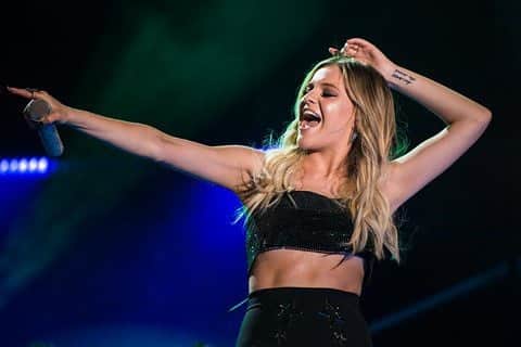 のインスタグラム：「I look forward to @cma fest every year, and really missed the rush of it this summer. Luckily they put together some performances from over the years and are airing it tonight on @abcnetwork. I’ll be watching in a glitter ensemble, duh.」
