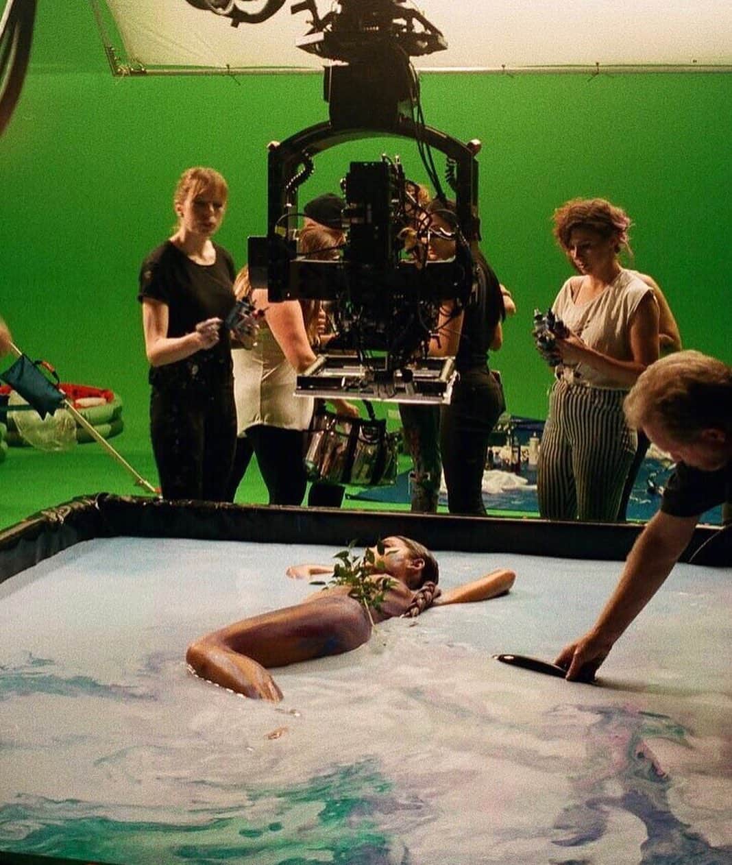 Alfredo Floresのインスタグラム：「📸 bts photos on set of GIAW! happy two years #godisawoman」