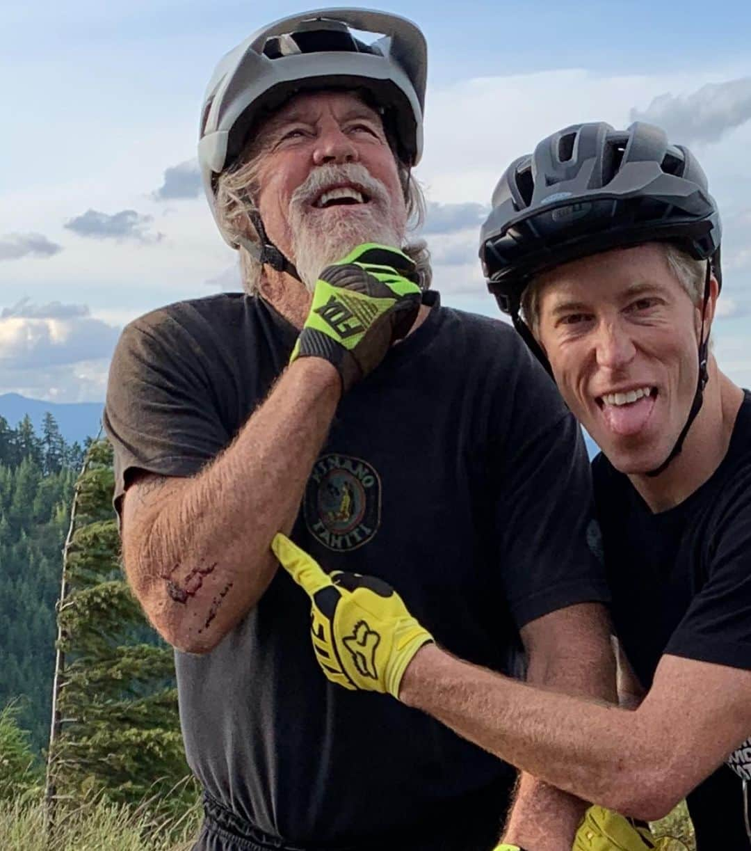 ショーン・ホワイトさんのインスタグラム写真 - (ショーン・ホワイトInstagram)「You guys wonder where I get it from! Pops went over the bars a couple times hitting jumps on our ride. 70 and still going for it!」7月14日 3時36分 - shaunwhite