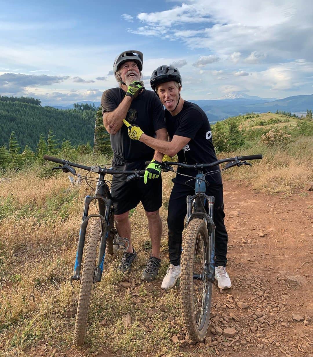ショーン・ホワイトのインスタグラム：「You guys wonder where I get it from! Pops went over the bars a couple times hitting jumps on our ride. 70 and still going for it!」