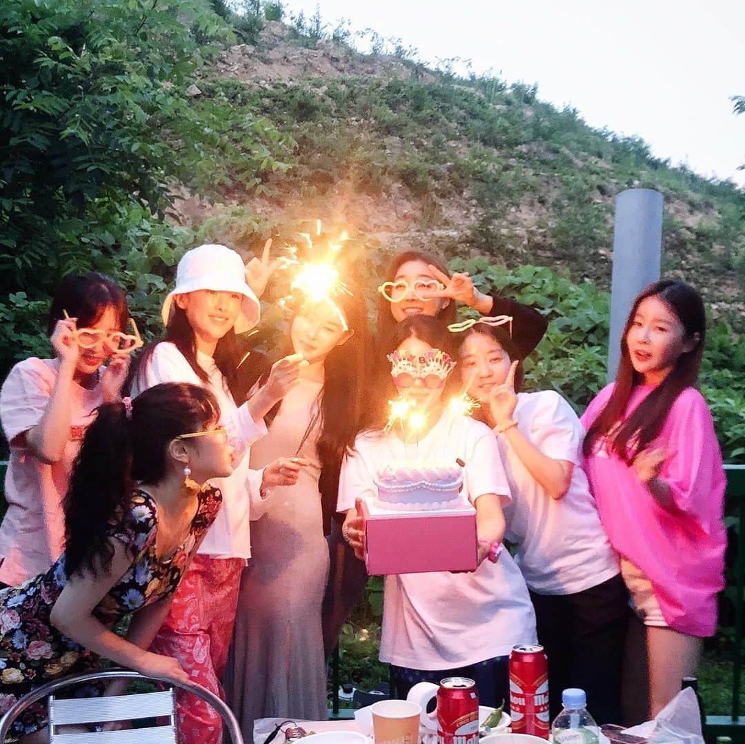リジ のインスタグラム：「지니언니 생일날🤩💓💓💓 지난 사쥐이이인📸📸📸 다들 올만에 즐거워뚀 내가 준비한 케익이랑 키링 마음에 들쥥🎂🎂🎂 지났지만 다시한번 생일추카해 리지니 @jinny_7010 다들 고맙구 러브해🙏🏻💓💓💓 내 생일은 아니지만 언니들이 있어서 행복해 따랑한다  태그못한 햄니언니 지율언니 그리고 모자쓴언니 ㅋㅋㅋ」